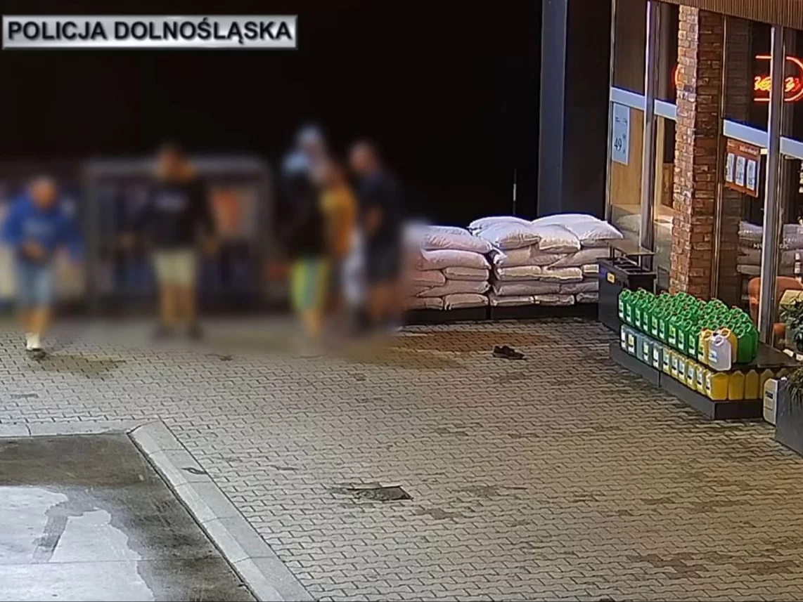 Wyciągnęli mężczyznę ze stacji paliw i zaczęli go bić. To nie był koniec Wyciągnęli mężczyznę ze stacji paliw i zaczęli go bić. To nie był koniec