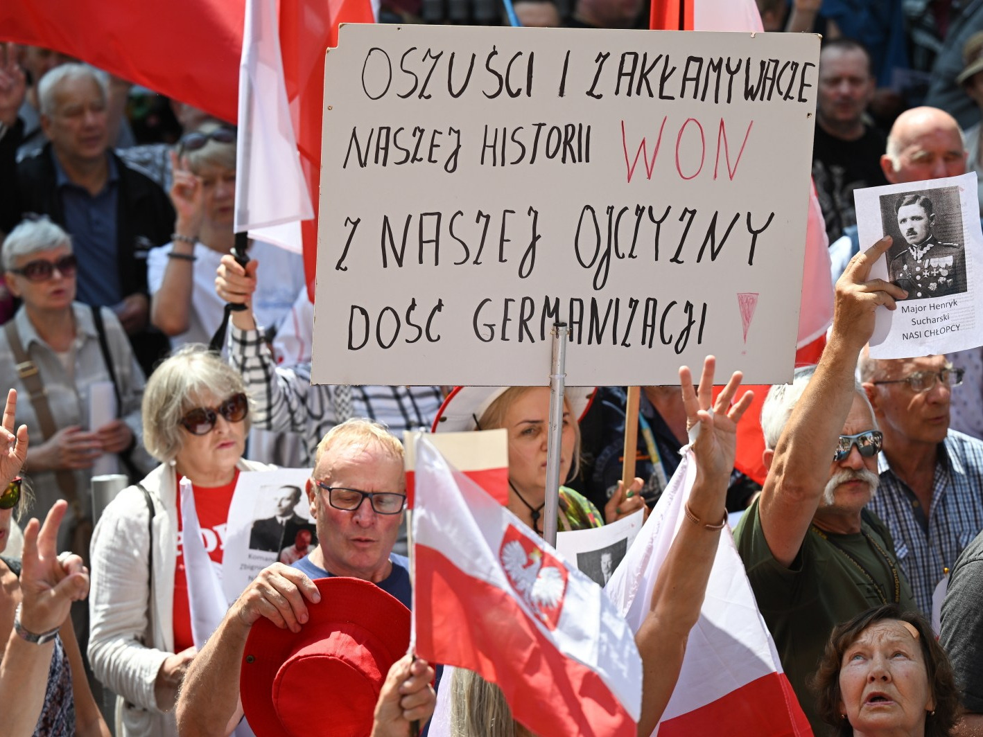Wystawa „Nasi chłopcy” przyciągnęła tłumy. Przed muzeum odbył się protest Wystawa „Nasi chłopcy” przyciągnęła tłumy. Przed muzeum odbył się protest