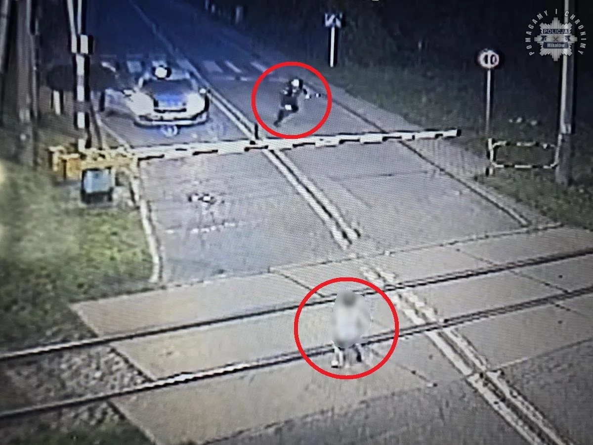 6-latek bawił się na torowisku, chwilę później nadjechał pociąg. Policjanci zapobiegli tragedii