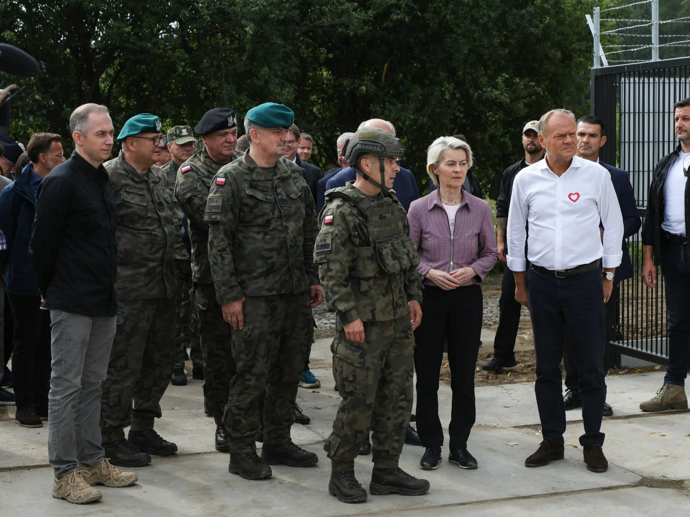 „Białoruscy żołnierze z długą bronią”. Tusk ujawnił wiadomość od ochrony. „Przeżyliśmy”
