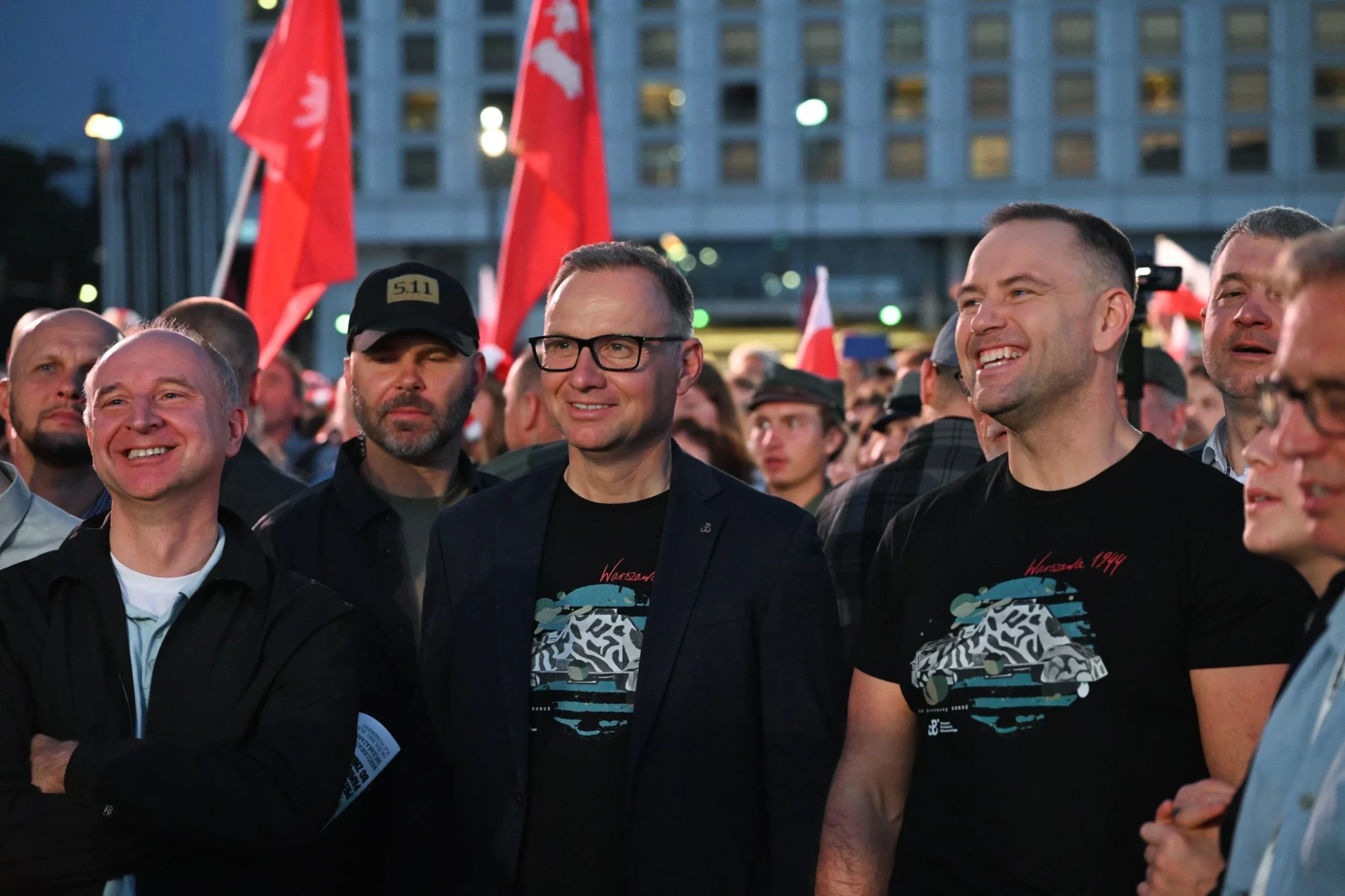 Duda i Nawrocki ramię w ramię. Mieli nawet takie same koszulki