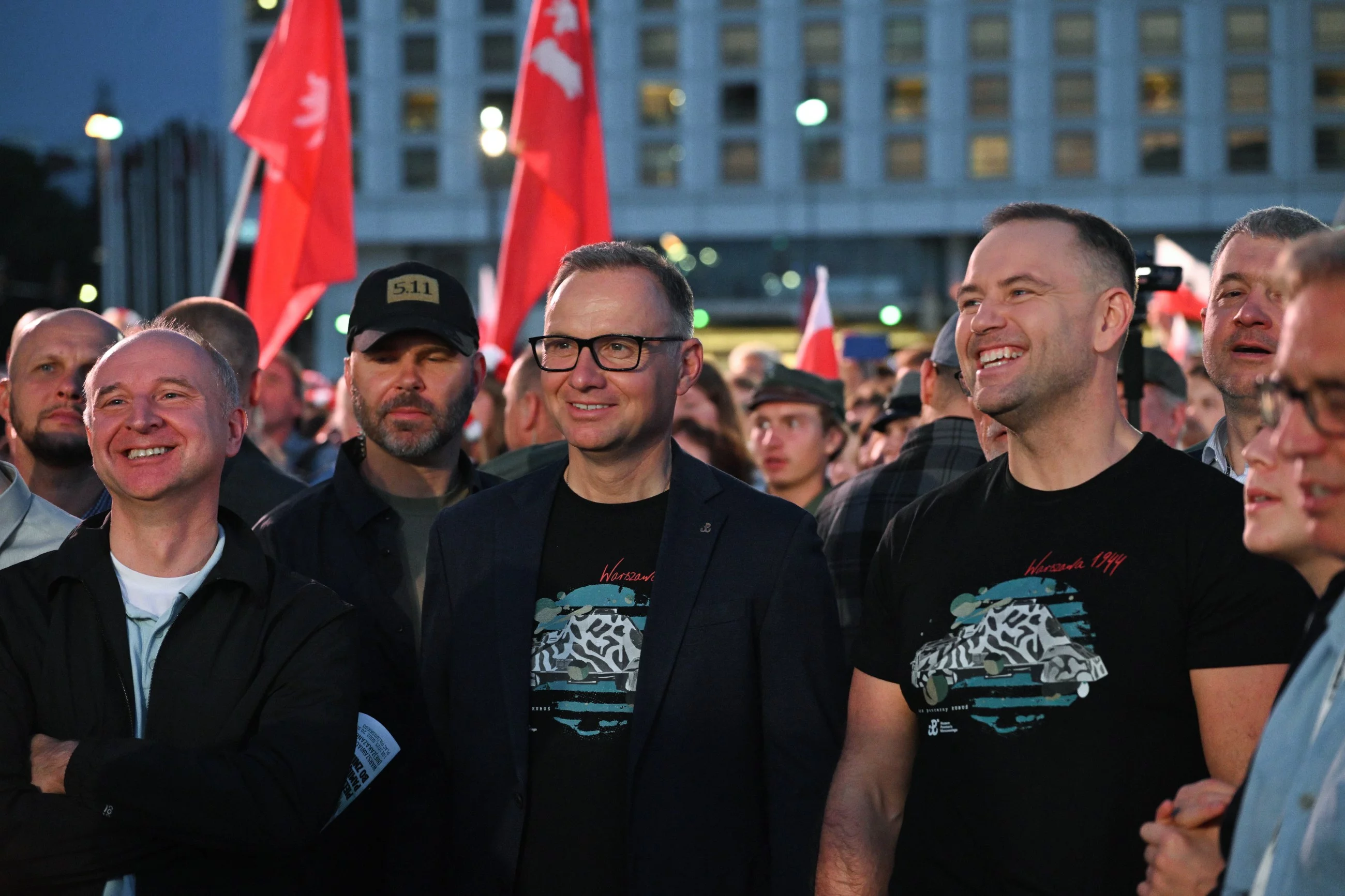 Duda i Nawrocki ramię w ramię. Mieli nawet takie same koszulki