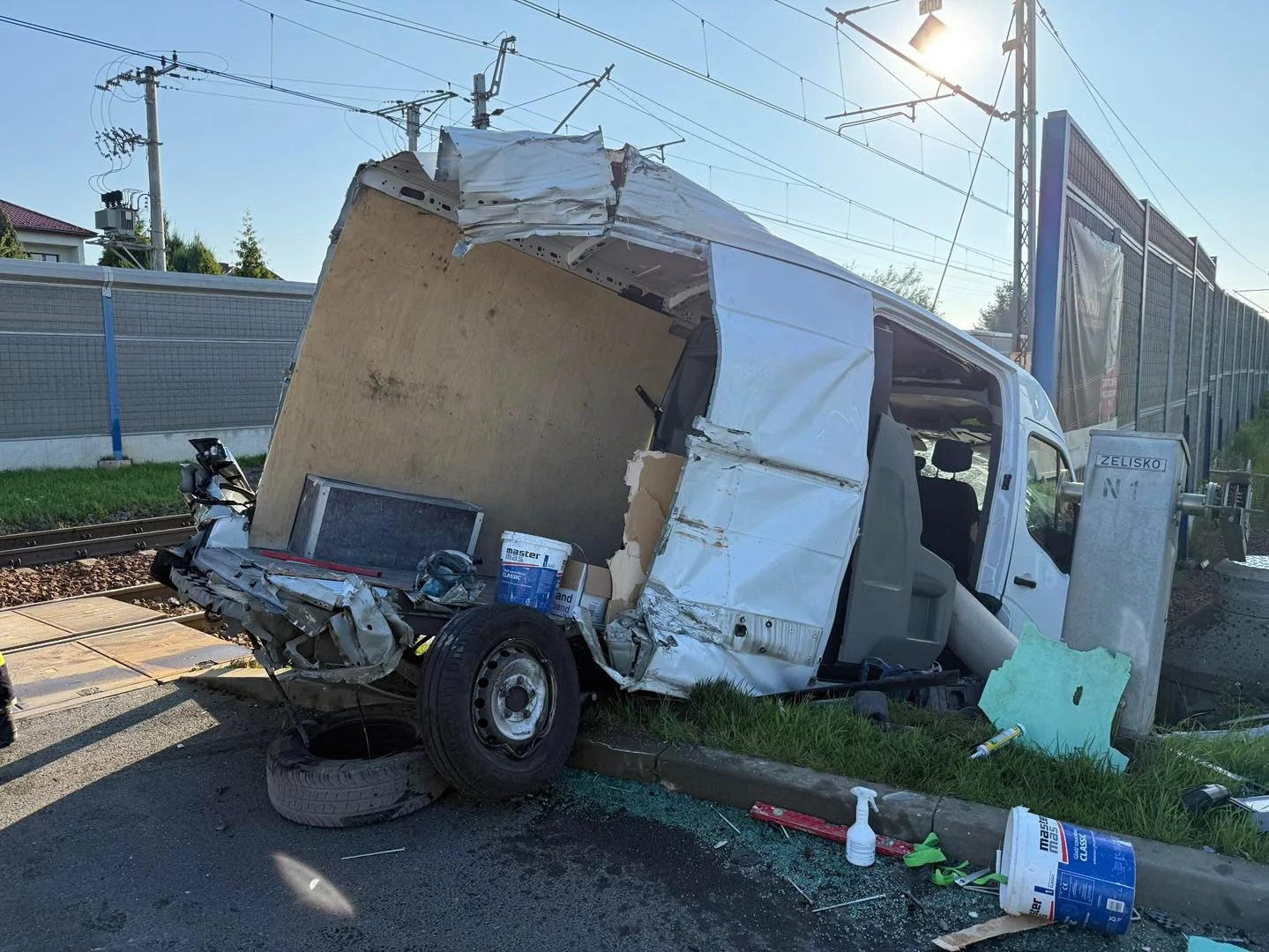 Groźny wypadek na torach. Bus wjechał wprost pod pociąg Groźny wypadek na torach. Bus wjechał wprost pod pociąg