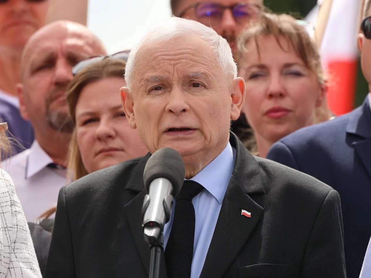 Kaczyński wściekły na miesięcznicy smoleńskiej. „I te śmiecie, które tu stoją...” Kaczyński wściekły na miesięcznicy smoleńskiej. „I te śmiecie, które tu stoją...”