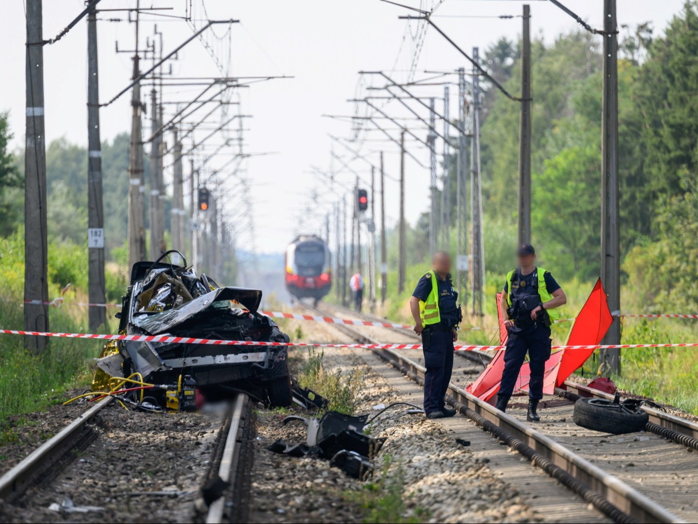 Kierowca ruszył wprost pod pociąg? Nowe informacje o tragedii pod Poznaniem