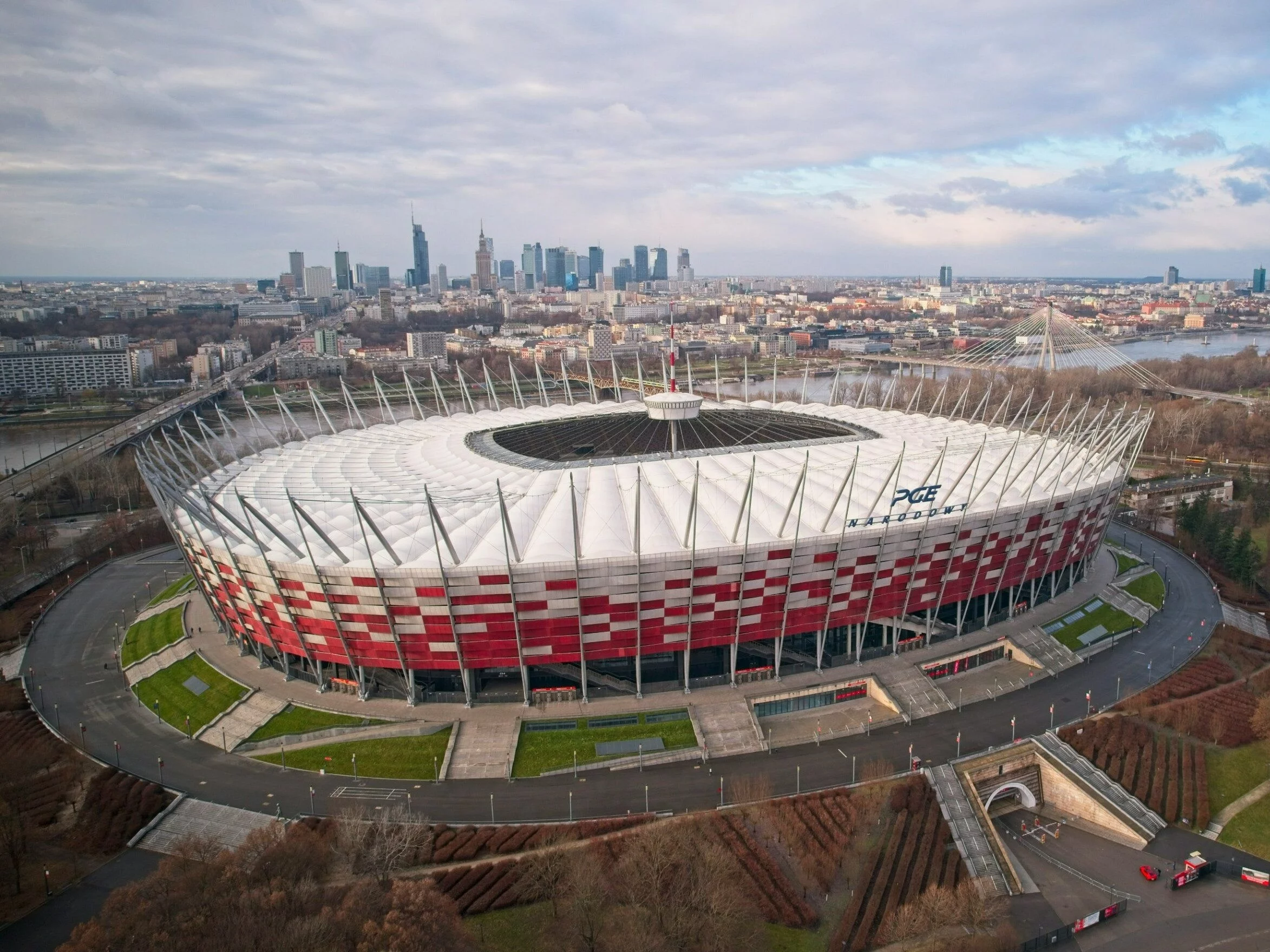 Kontrowersyjna flaga na Stadionie Narodowym. Poseł PiS zawiadamia prokuraturę