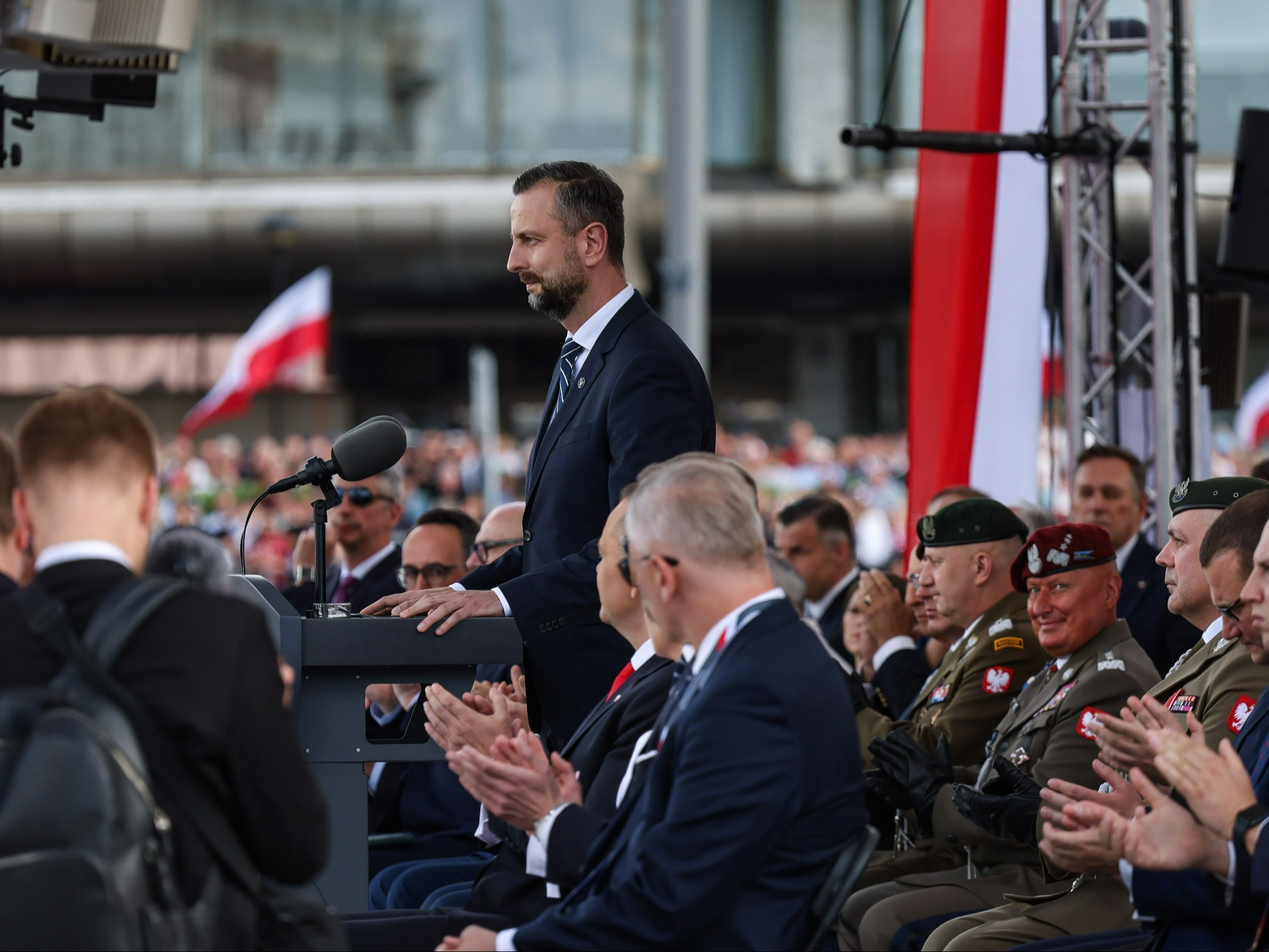 Kosiniak-Kamysz zakrzyczany przez tłum. Protestujący zakłócili uroczystość prezydencką