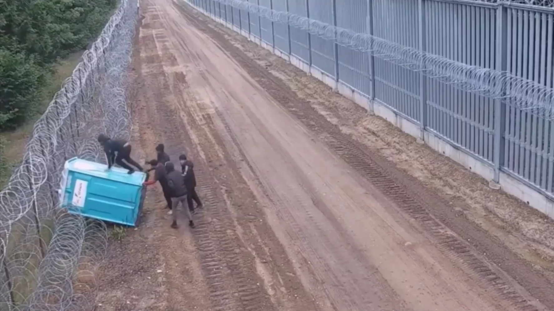 Kuriozalna próba wtargnięcia do Polski. Migranci zostali nagrani. „Stojąca toaleta”