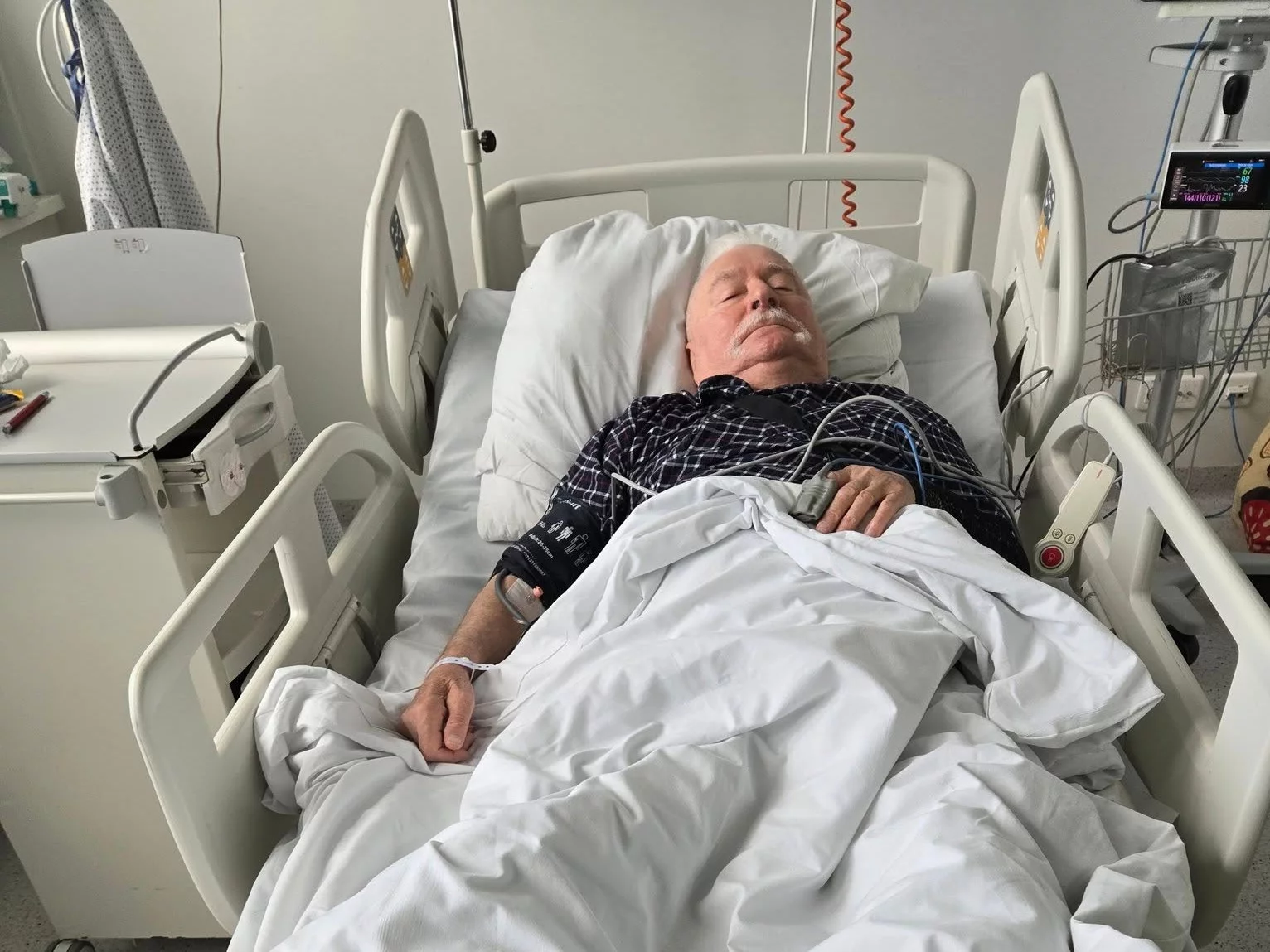 Lech Wałęsa w szpitalnym łóżku. Wspomniał o operacji Lech Wałęsa w szpitalnym łóżku. Wspomniał o operacji