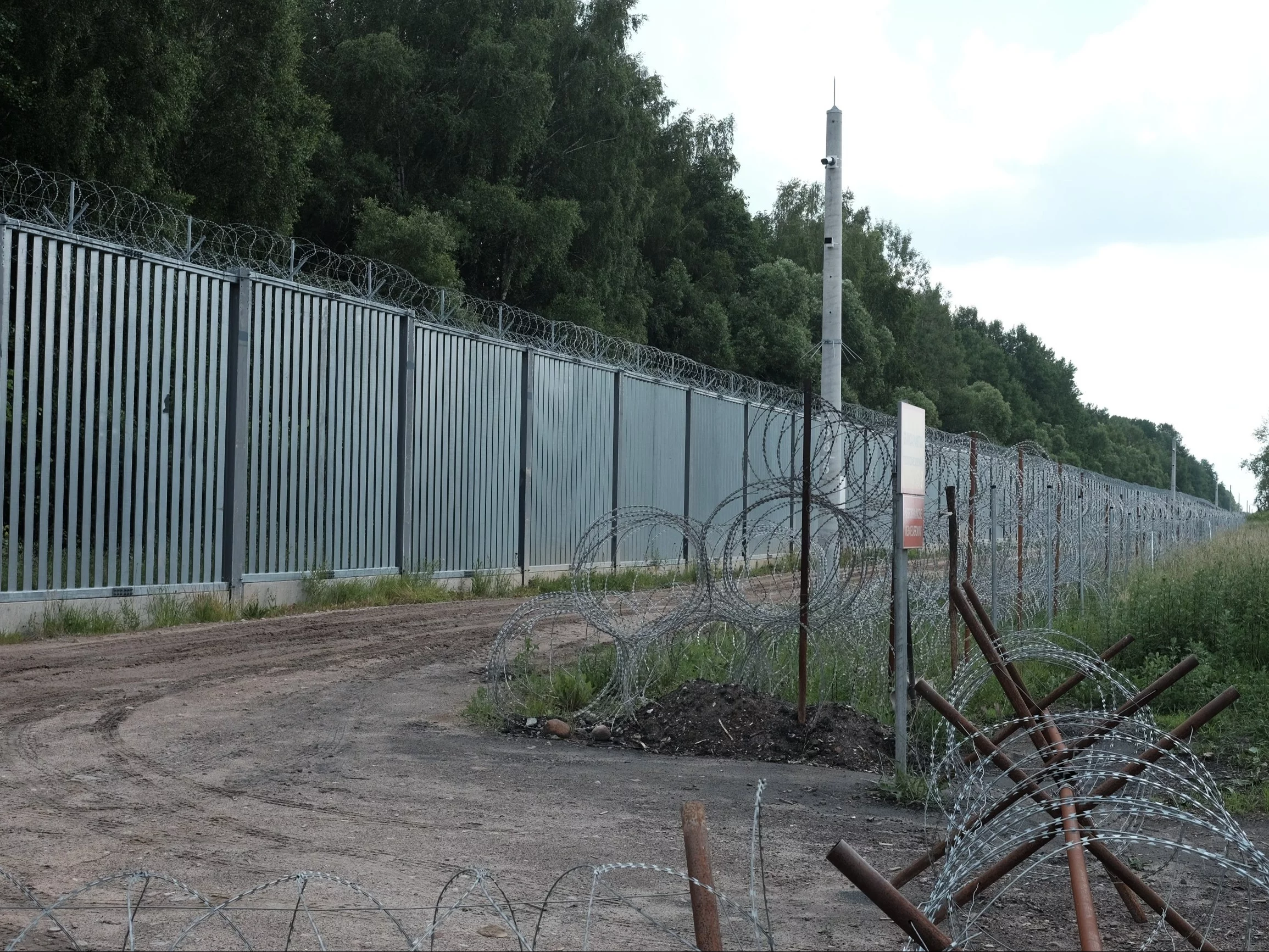 Migranci na granicy polsko-białoruskiej coraz lepiej uzbrojeni. SG codziennie używa broni gładkolufowej Migranci na granicy polsko-białoruskiej coraz lepiej uzbrojeni. SG codziennie używa broni gładkolufowej