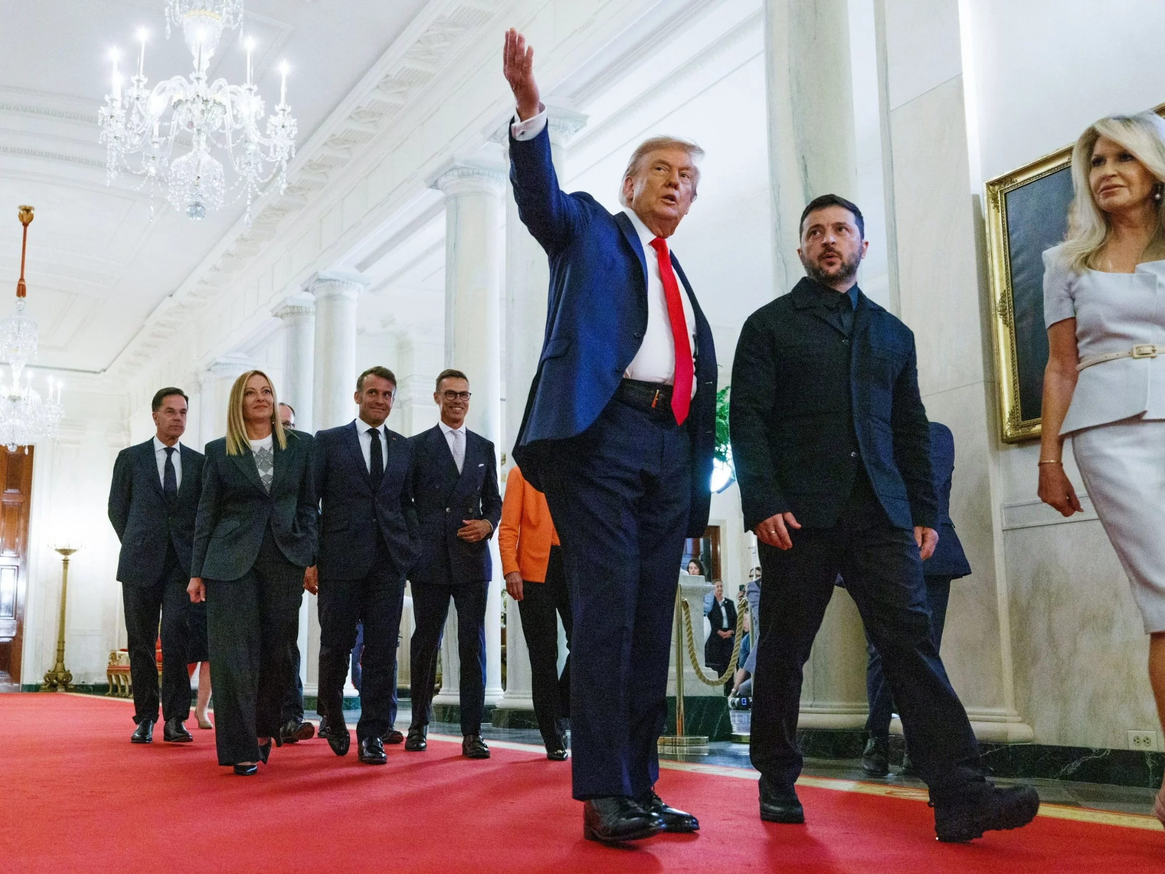 Mikrofony uchwyciły, co Trump wyszeptał do Macrona. „To brzmi szalenie”