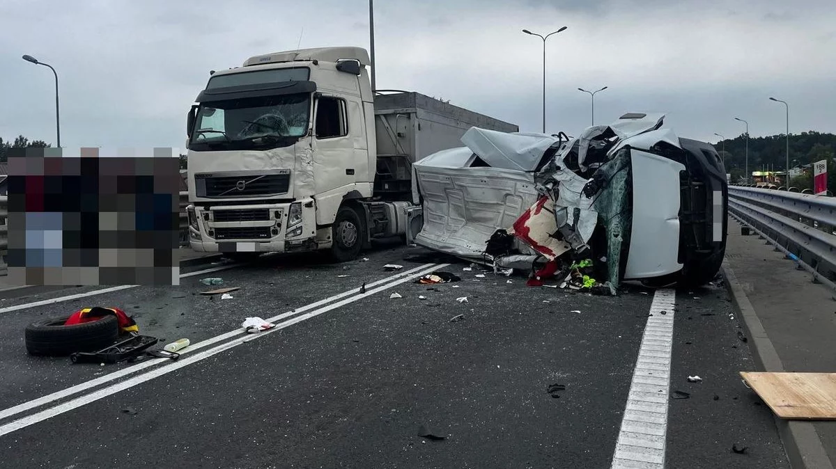 Młodzi ludzie ranni w wypadku. O włos od tragedii na Podkarpaciu Młodzi ludzie ranni w wypadku. O włos od tragedii na Podkarpaciu