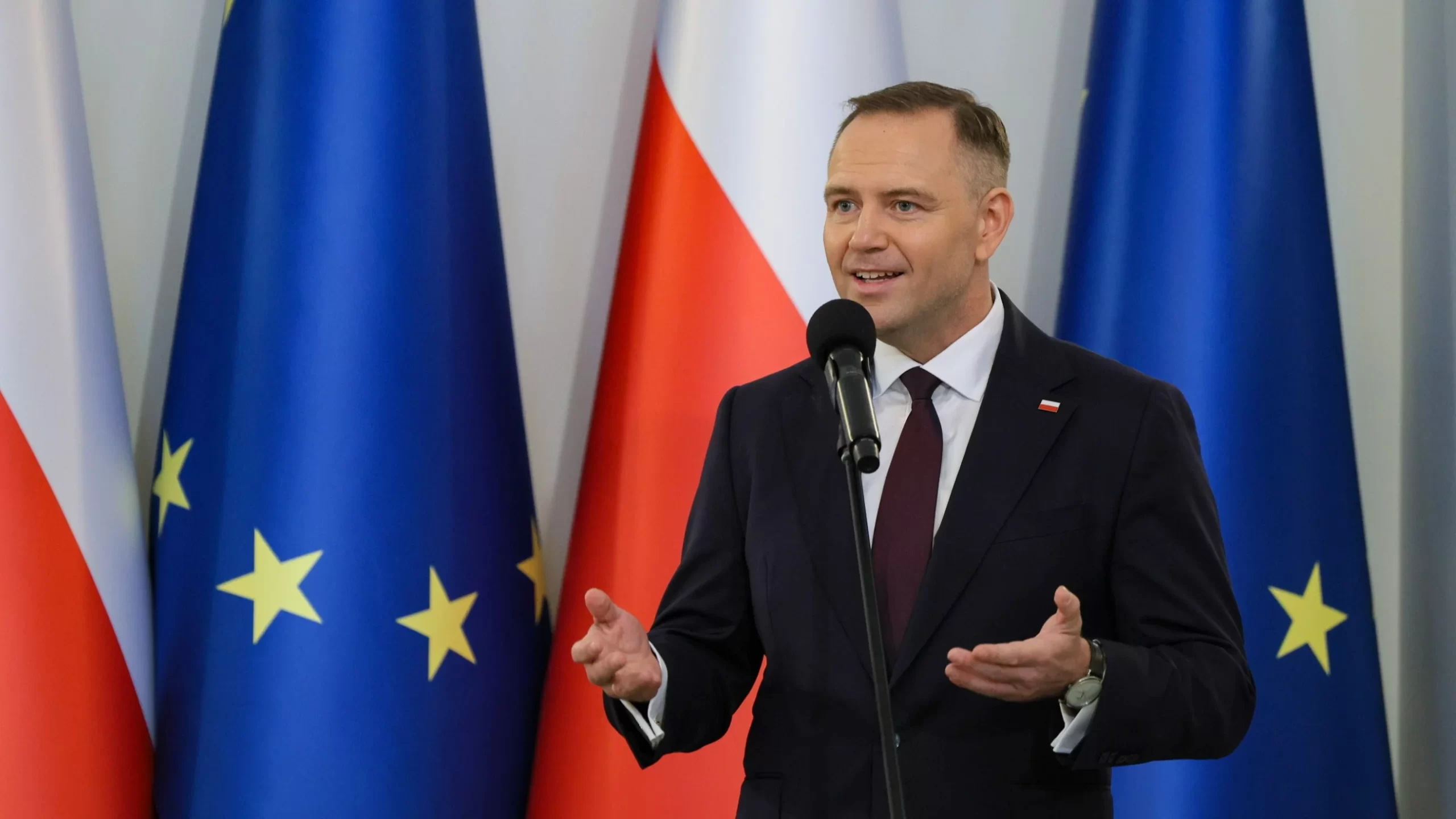 Nawrocki w nieformalnym stroju w oknie Belwederu. Krzyknął jedno zdanie Nawrocki w nieformalnym stroju w oknie Belwederu. Krzyknął jedno zdanie