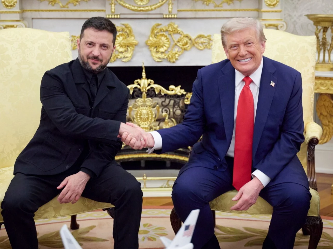 Nietypowy przedmiot w Białym Domu. Tak Trump chciał wywrzeć presję na Zełenskim?