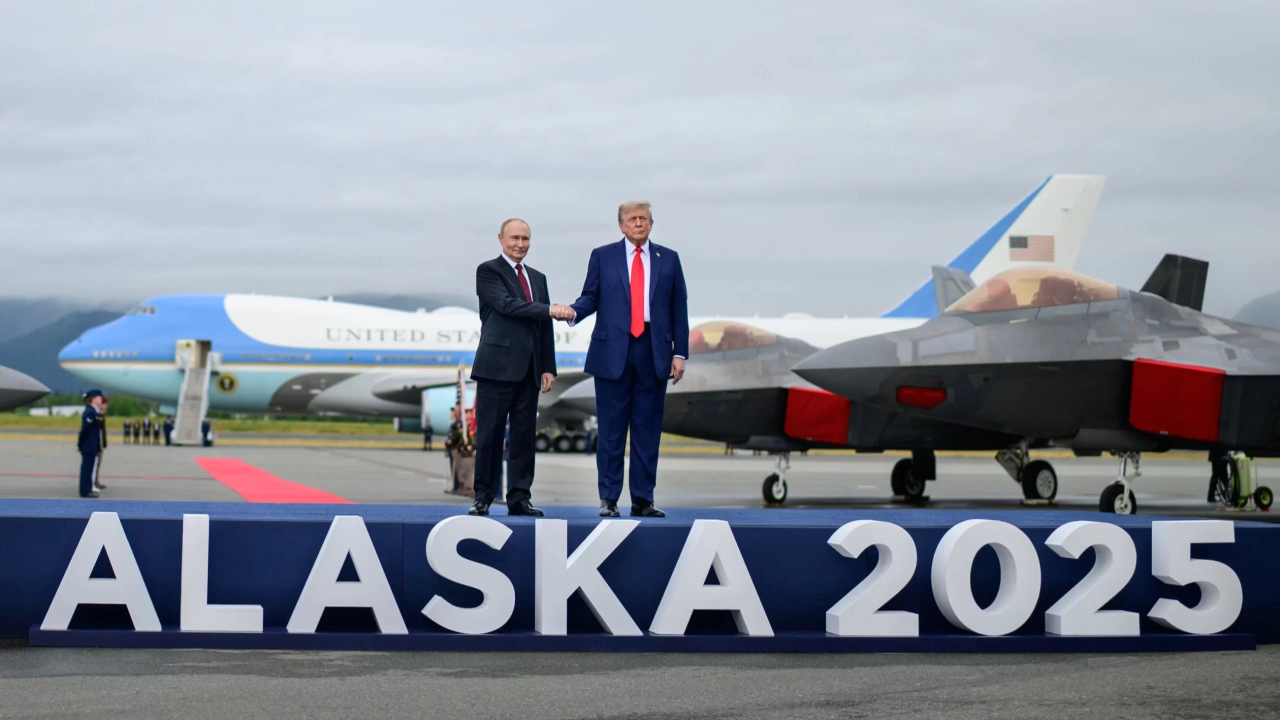 Trump i Putin wylądowali na Alasce. W ostatniej chwili zmieniono plan