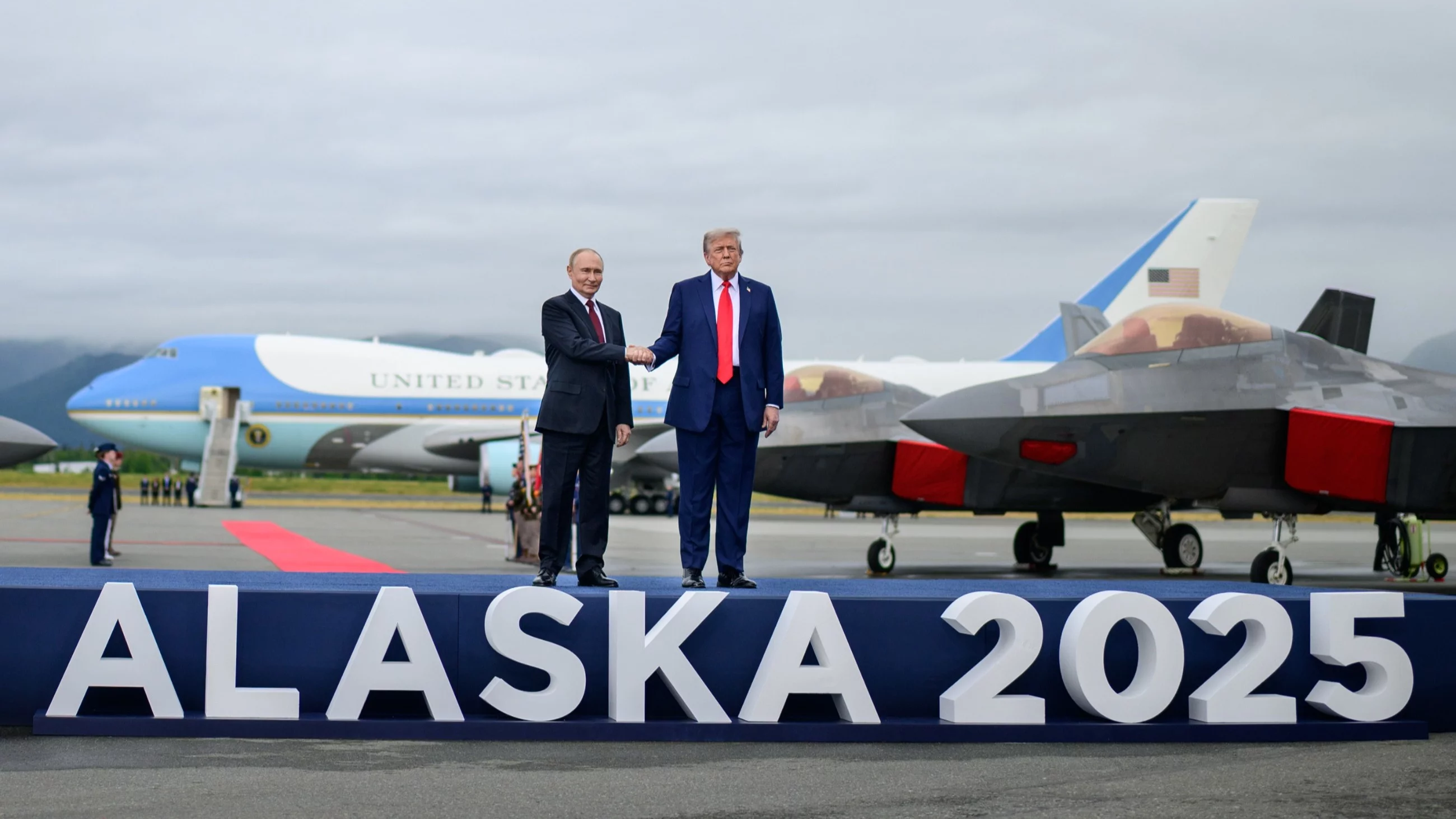 Trump i Putin wylądowali na Alasce. W ostatniej chwili zmieniono plan