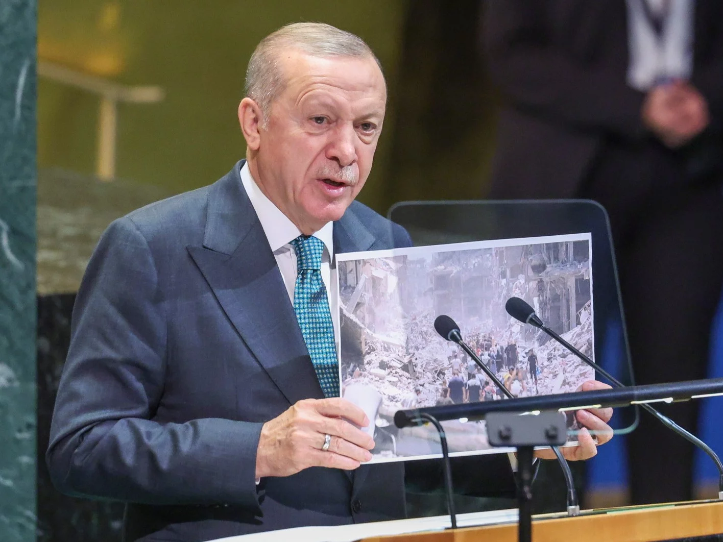 Erdogan i Macron musieli uzbroić się w cierpliwość. Kamery uchwyciły ich reakcje