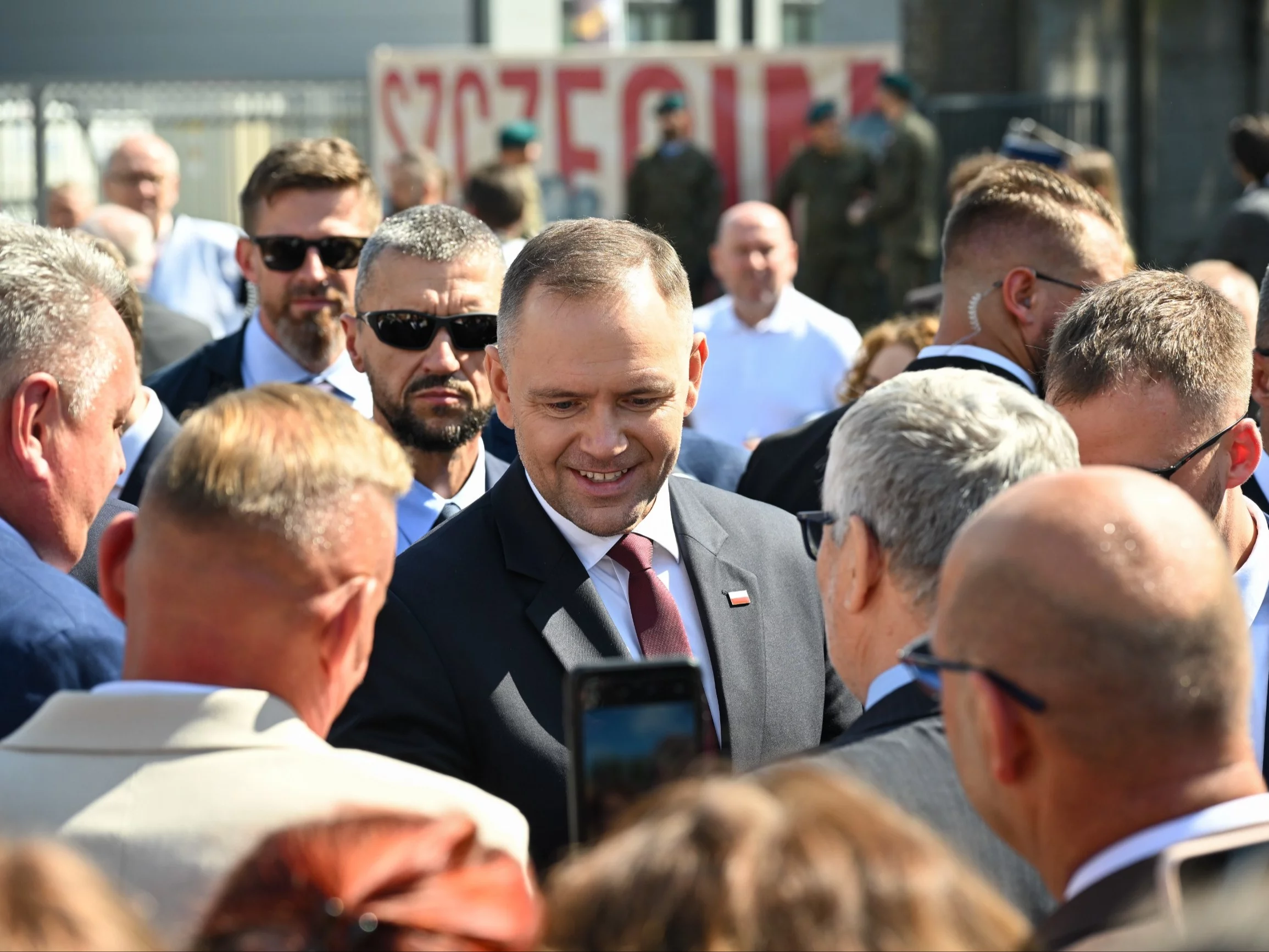Karol Nawrocki dostrzegł zapłakaną dziewczynkę. Zareagował błyskawicznie Karol Nawrocki dostrzegł zapłakaną dziewczynkę. Zareagował błyskawicznie