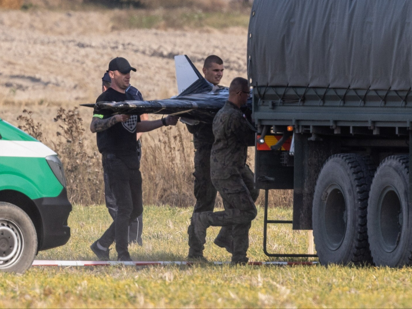 Mężczyzna znalazł drona na swoim polu. „Wyglądało mi to na prymityw”