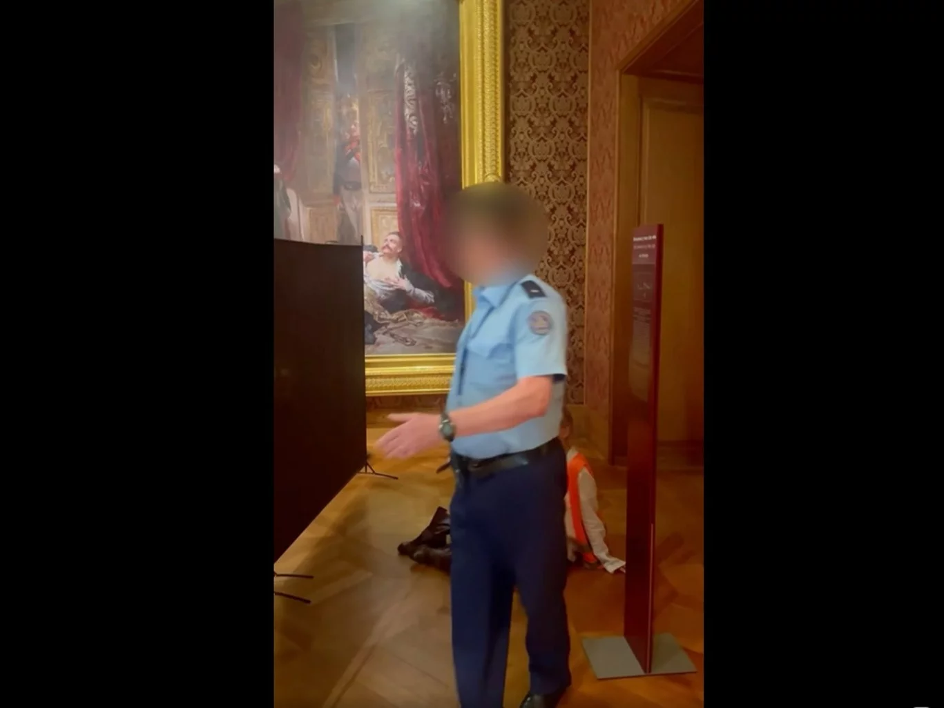 Policja w muzeum. Aktywistka obnażyła się przed obrazem „Rejtan” Policja w muzeum. Aktywistka obnażyła się przed obrazem „Rejtan”