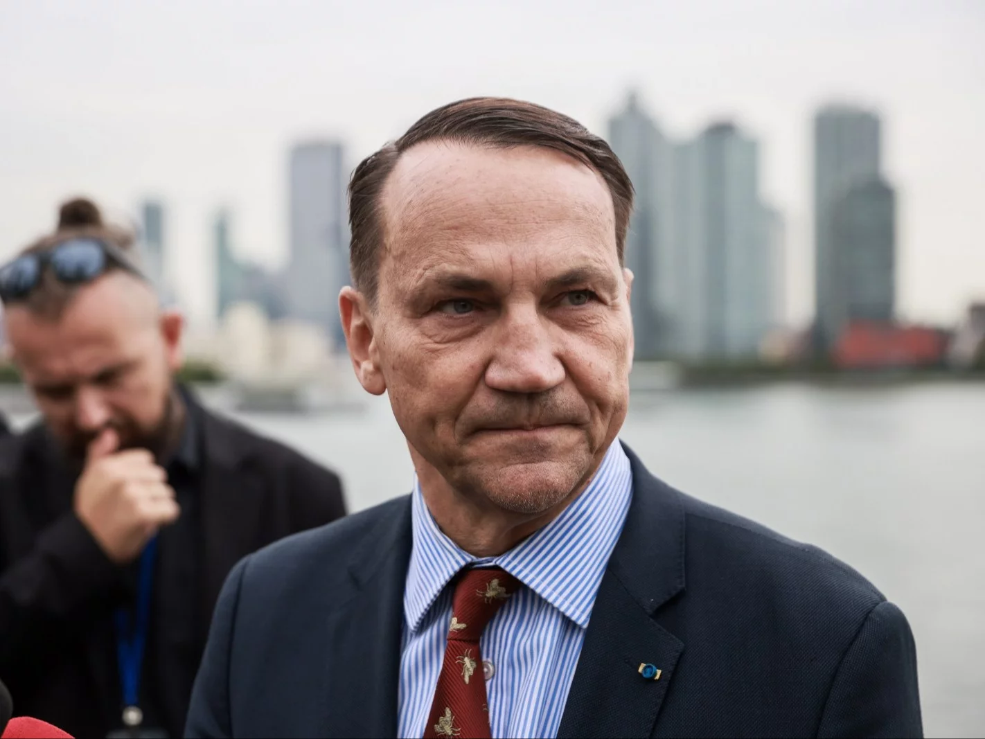Sikorski „kocha wyjaśniać rosyjską propagandę”. Przebojowa rolka na szefa MSZ