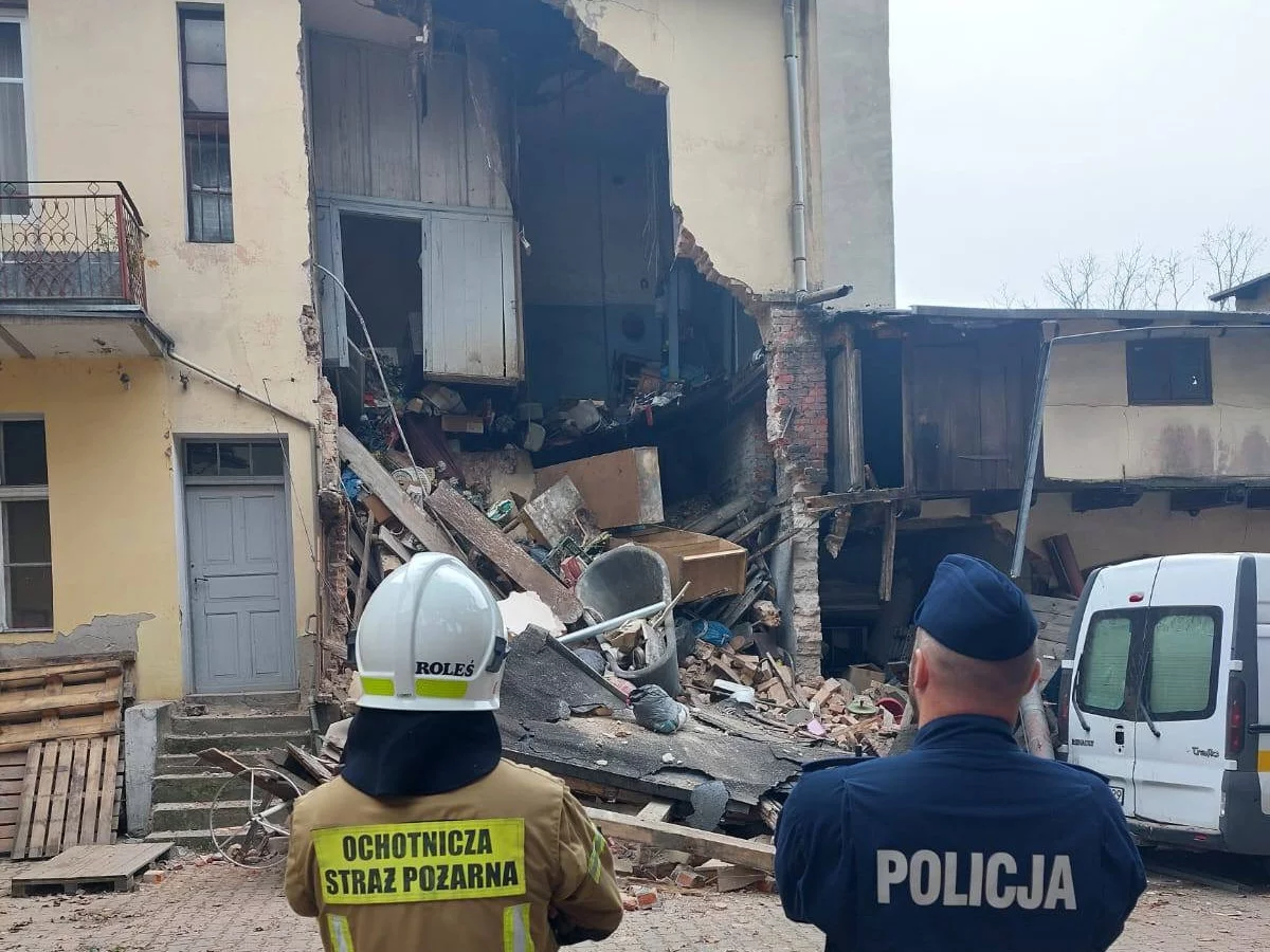 Zawaliła się ściana kamienicy. W budynku znajdowała się tylko jedna osoba