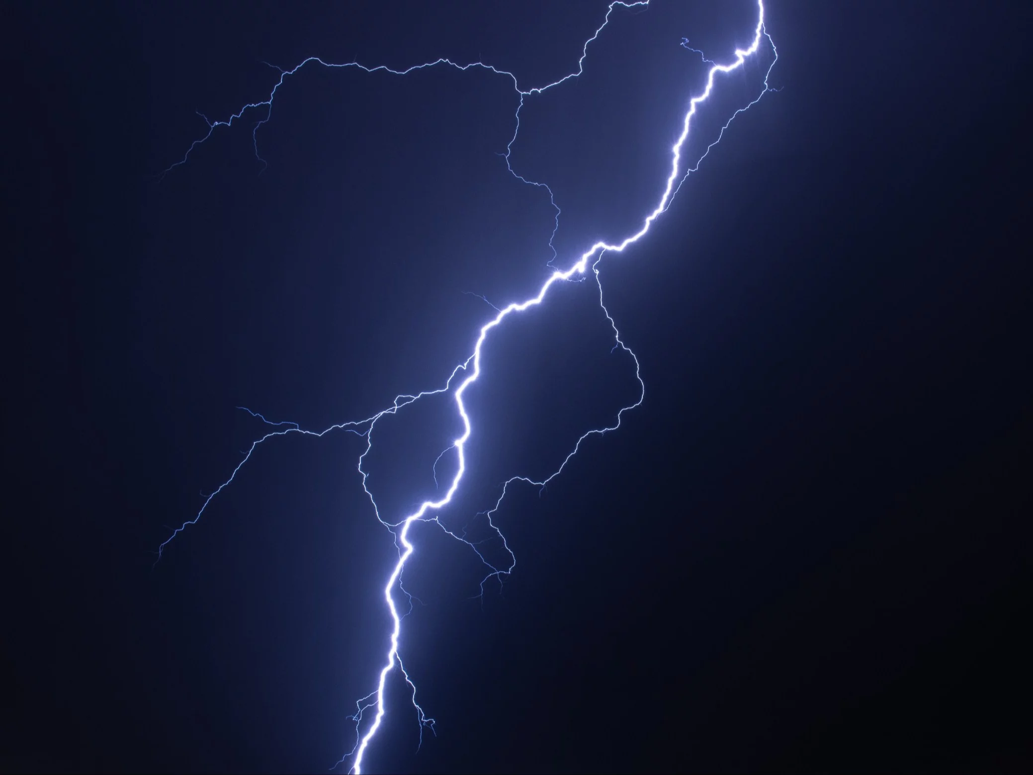 Zerwane dachy, zalane domy i setki interwencji. To nie koniec burz nad Polską Zerwane dachy, zalane domy i setki interwencji. To nie koniec burz nad Polską