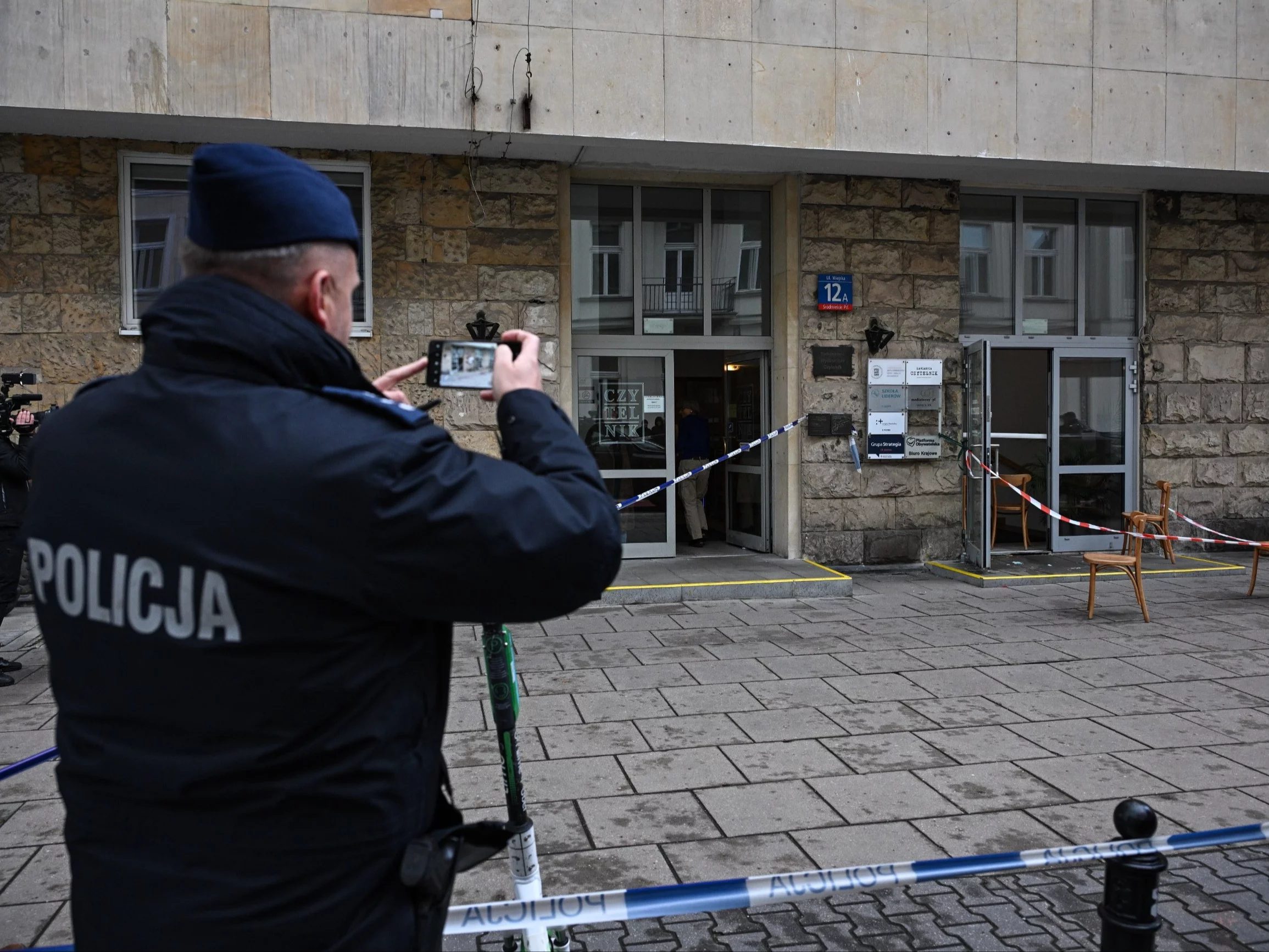 Atak na biuro PO. Sprawca w rękach policji. Wcześniej kierował groźby wobec Tuska Atak na biuro PO. Sprawca w rękach policji. Wcześniej kierował groźby wobec Tuska