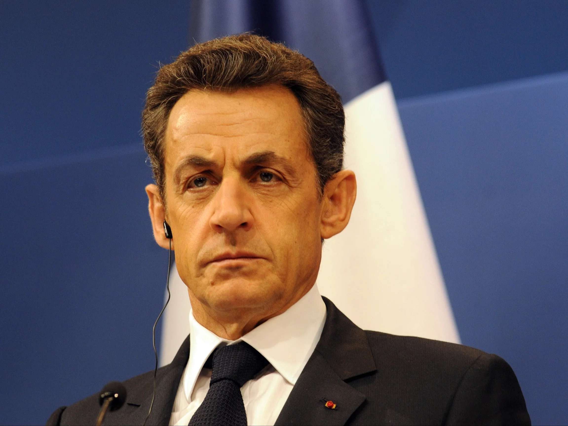 Historyczny moment we Francji. Były prezydent za kratami. Wziął symboliczne książki Historyczny moment we Francji. Były prezydent za kratami. Wziął symboliczne książki