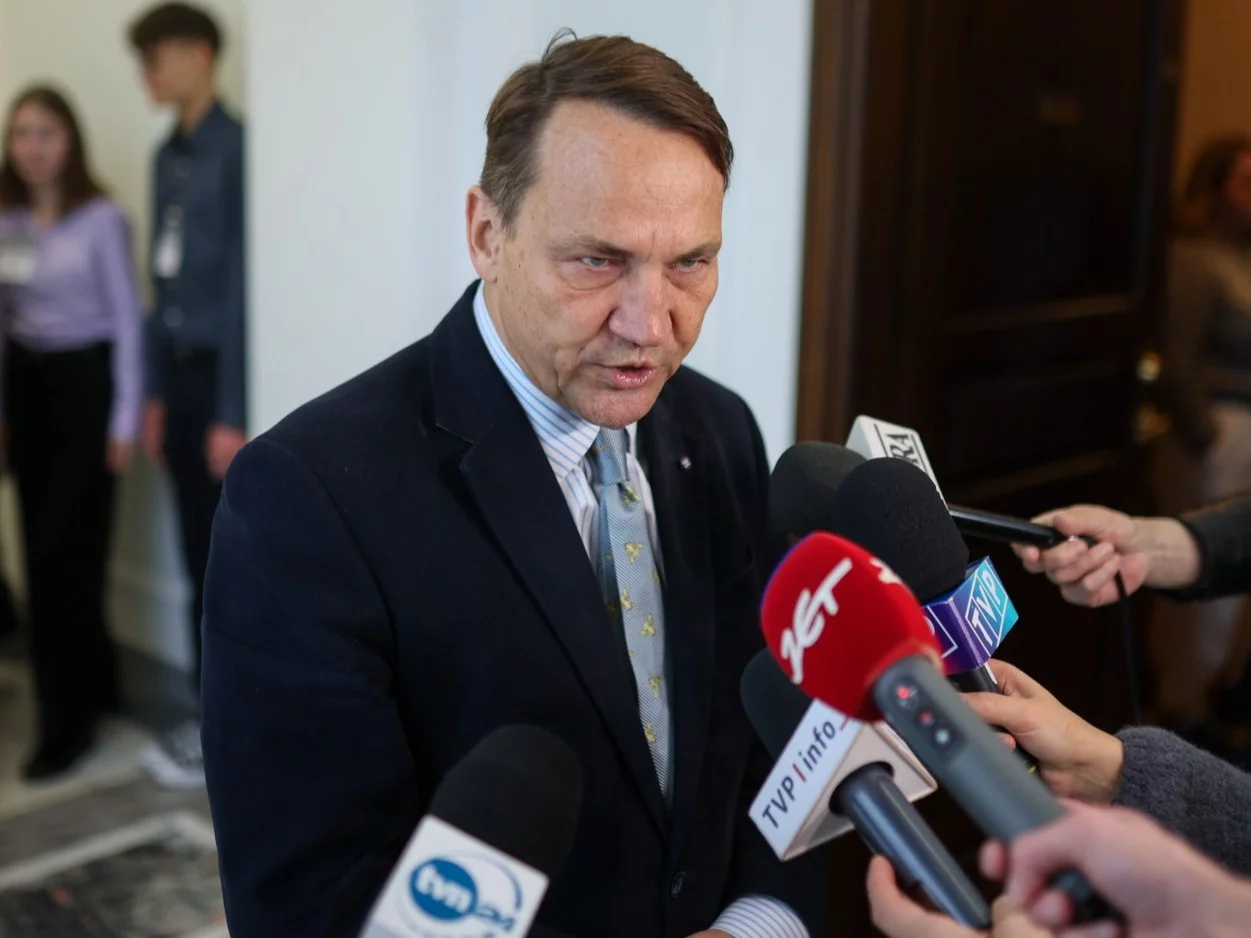 Incydent na spotkaniu z Sikorskim. Kobieta nagle pokazała buty Incydent na spotkaniu z Sikorskim. Kobieta nagle pokazała buty