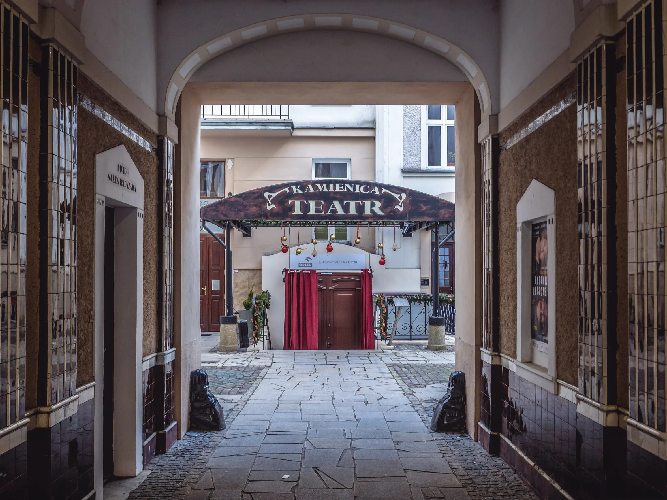 Karaluchy i zniszczone ściany. Mieszkańcy skarżą się na Teatr Kamienica Karaluchy i zniszczone ściany. Mieszkańcy skarżą się na Teatr Kamienica