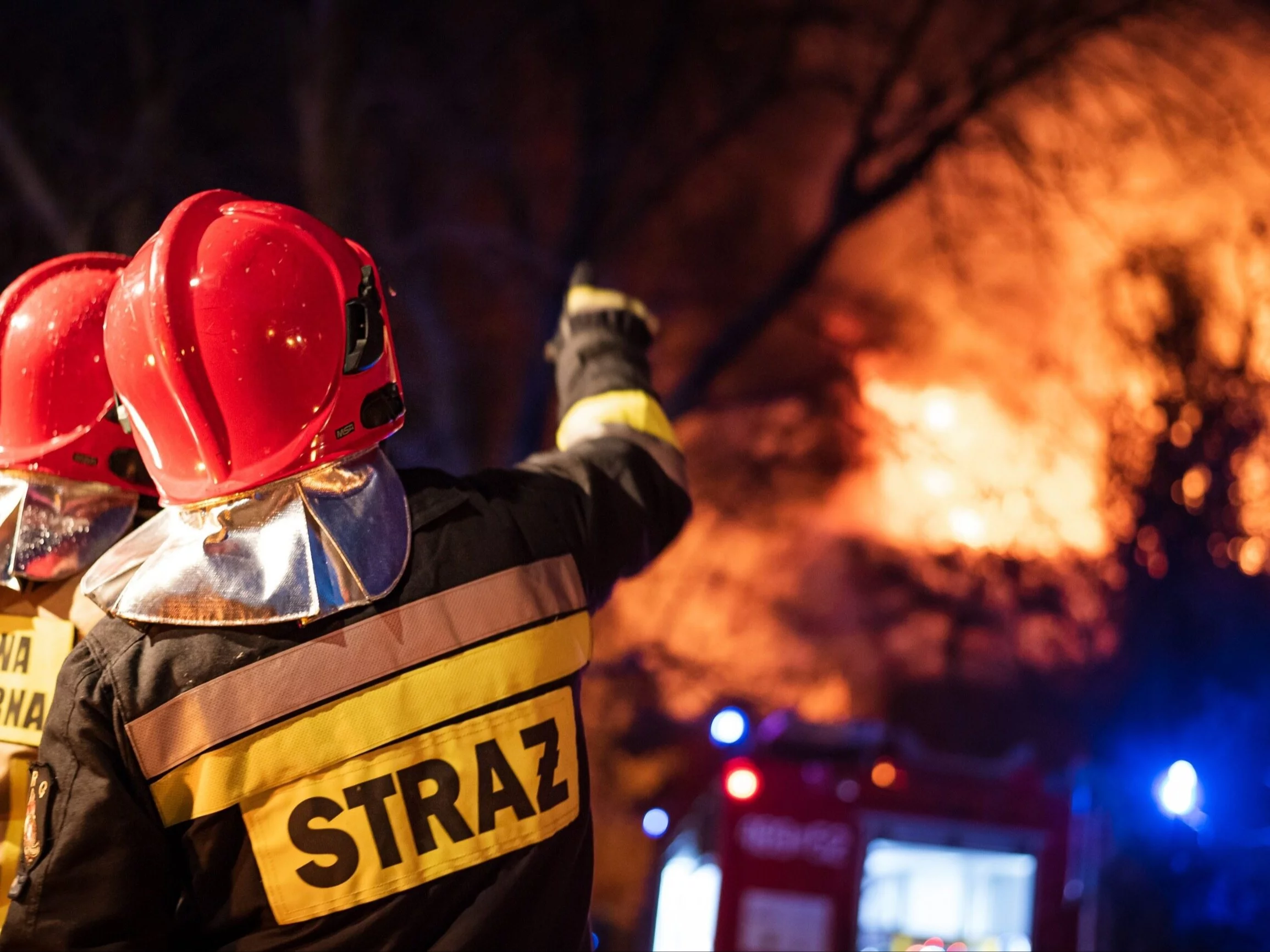 Kłęby dymu widać z kilku kilometrów. Potężny pożar hali Kłęby dymu widać z kilku kilometrów. Potężny pożar hali