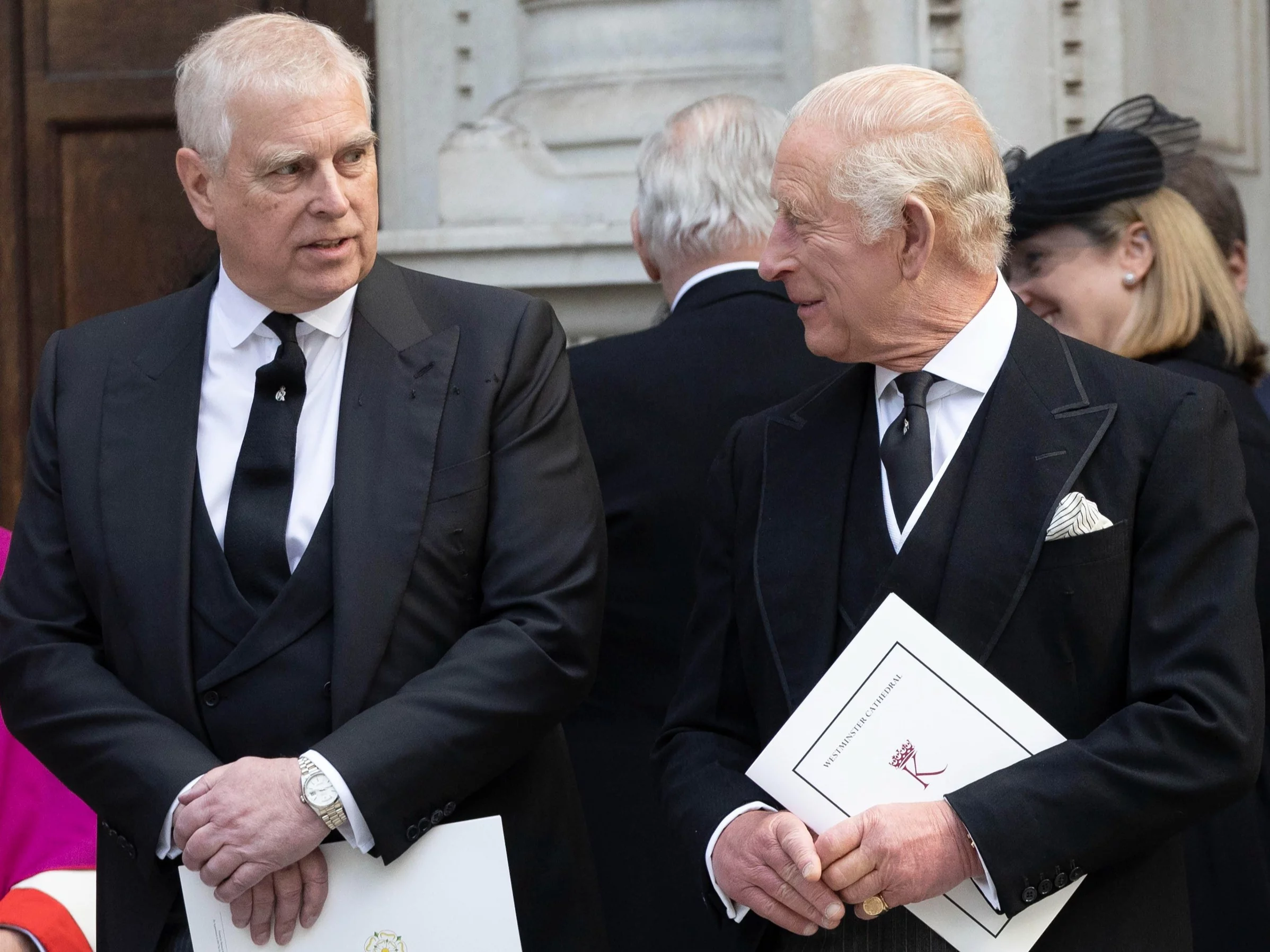 Król Karol wywołany do odpowiedzi. „Jak długo wiedziałeś?” Król Karol wywołany do odpowiedzi. „Jak długo wiedziałeś?”