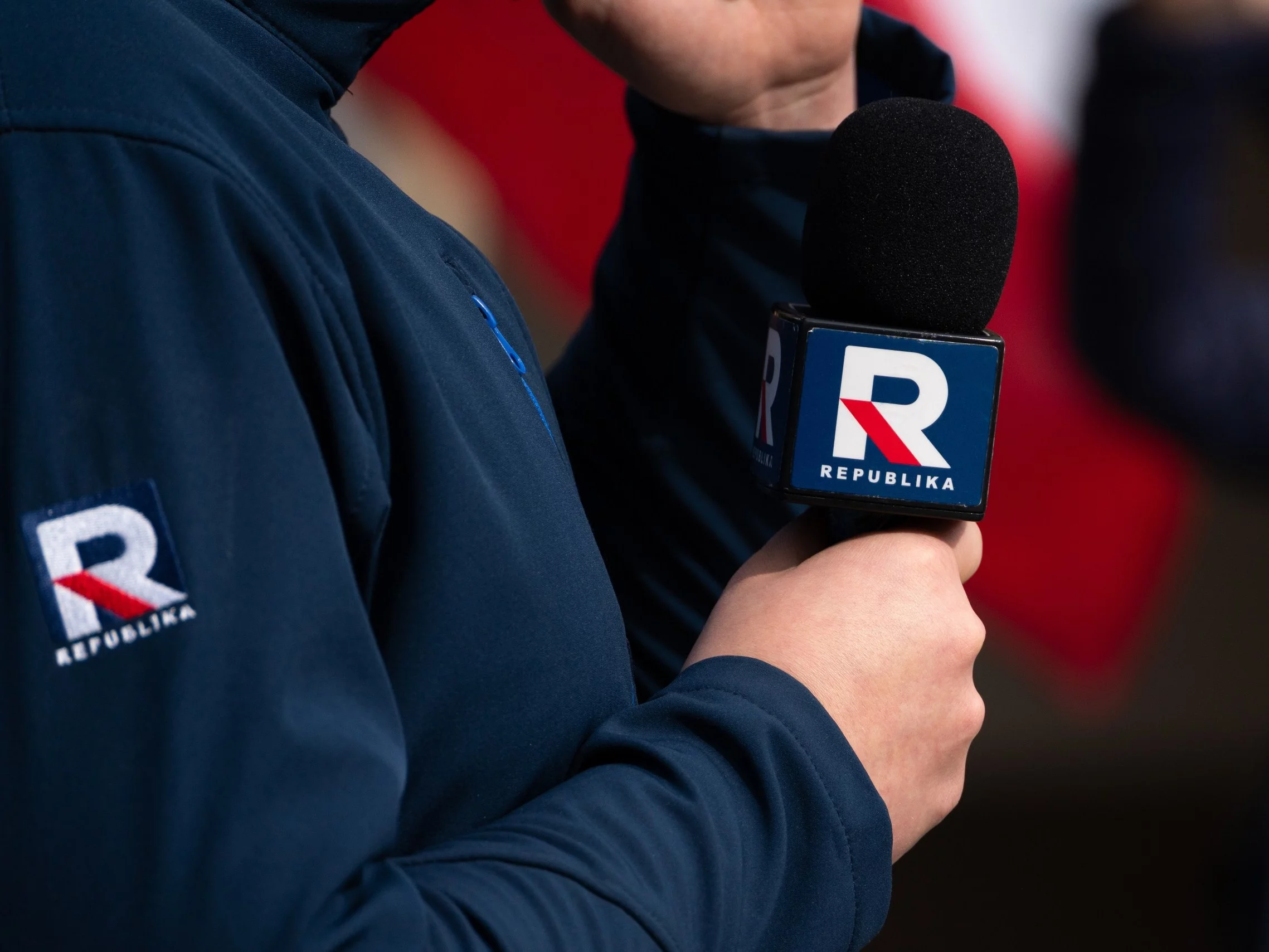 Ktoś wpychał pieniądze do kieszeni reportera TV Republika. Incydent podczas relacji na żywo Ktoś wpychał pieniądze do kieszeni reportera TV Republika. Incydent podczas relacji na żywo