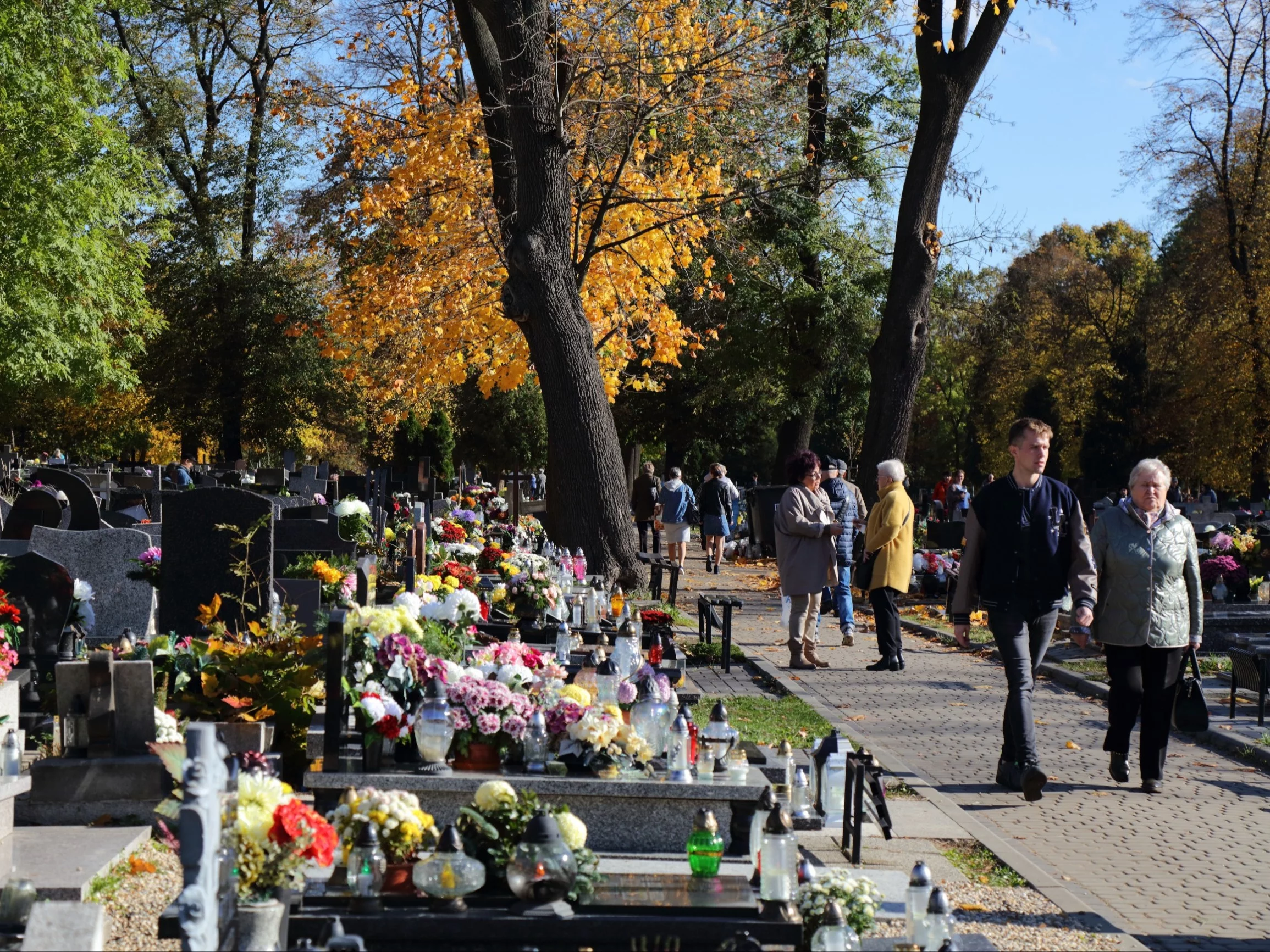 Nawet 500 zł mandatu. Uważaj, co stawiasz na grobie