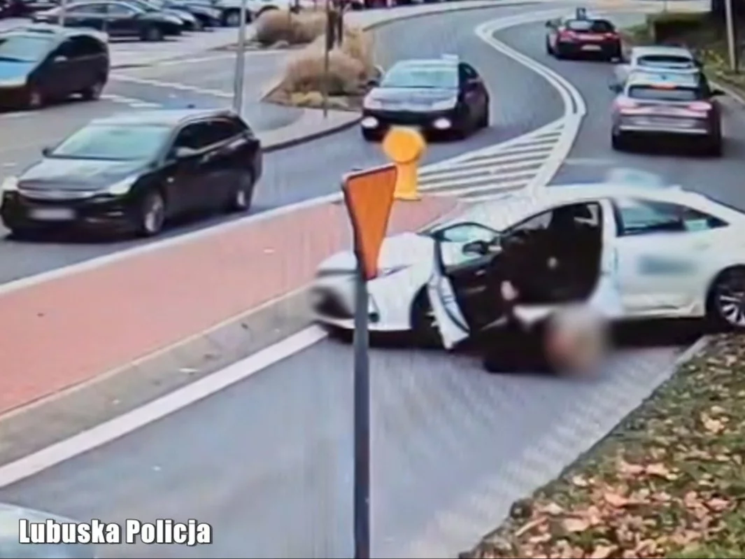 O krok od tragedii przed dworcem PKP.  Wszystko nagrały kamery