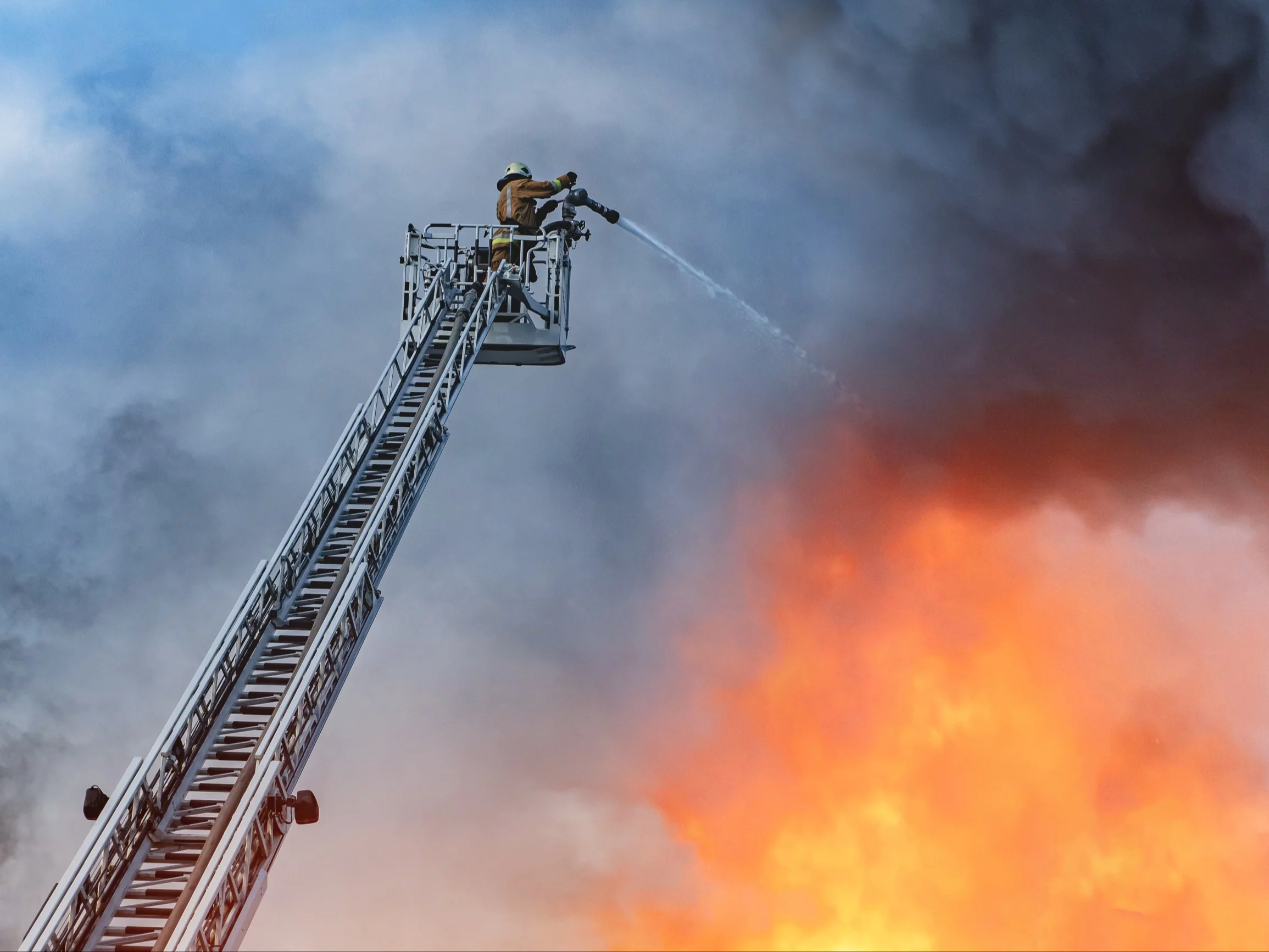 Ogień strawił poddasze. W zgliszczach znaleziono zwłoki Ogień strawił poddasze. W zgliszczach znaleziono zwłoki