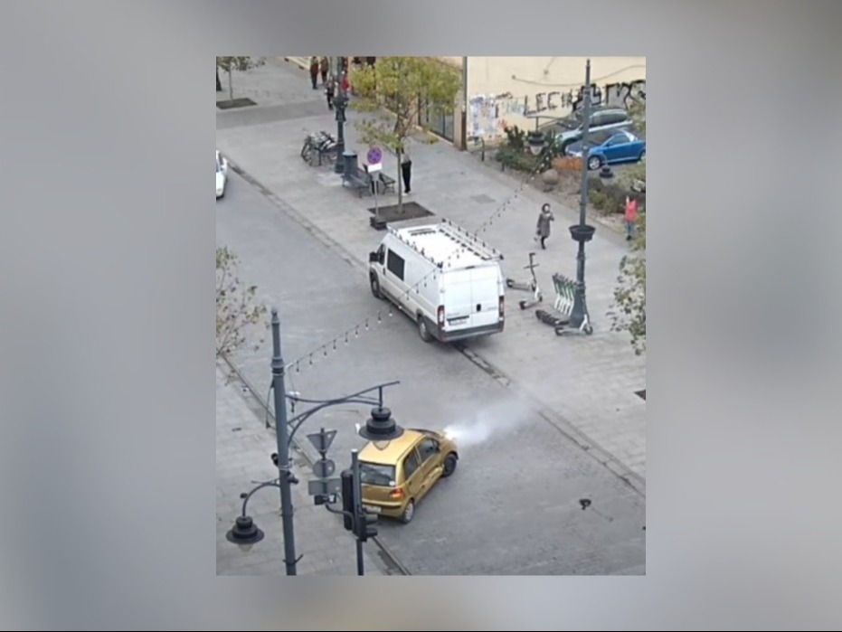 Pościg w centrum Łodzi. Pijany kierowca mknął Piotrkowską, rozbił się i uciekał Pościg w centrum Łodzi. Pijany kierowca mknął Piotrkowską, rozbił się i uciekał