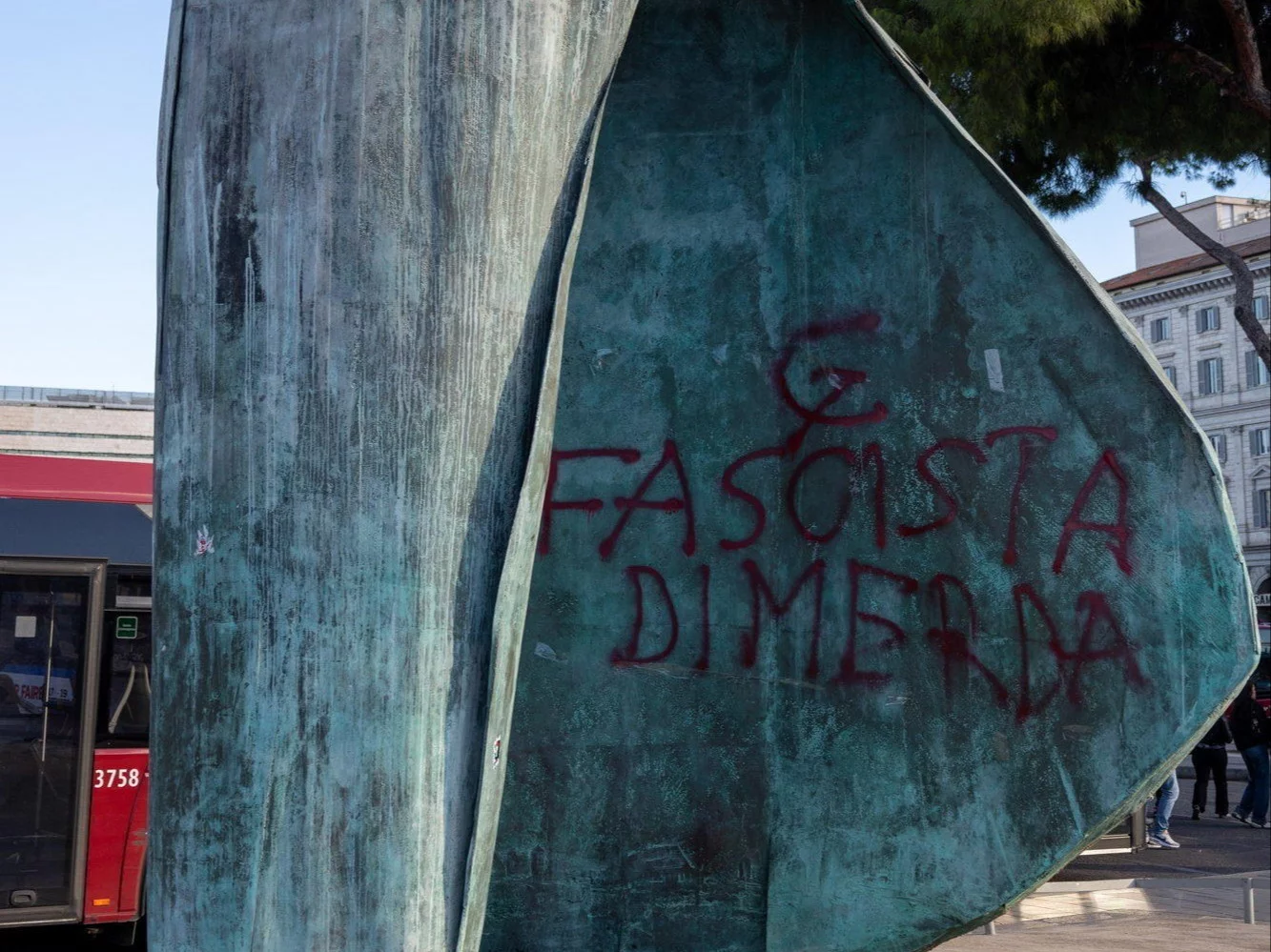 Profanacja pomnika papieża Polaka. „Bolesne i niezrozumiałe zbezczeszczenie wizerunku”