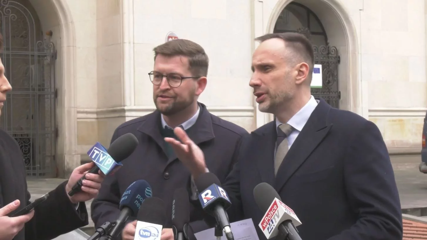 Spięcie z udziałem dziennikarza TVP i posłów PiS. „Jest pan bezczelny” Spięcie z udziałem dziennikarza TVP i posłów PiS. „Jest pan bezczelny”