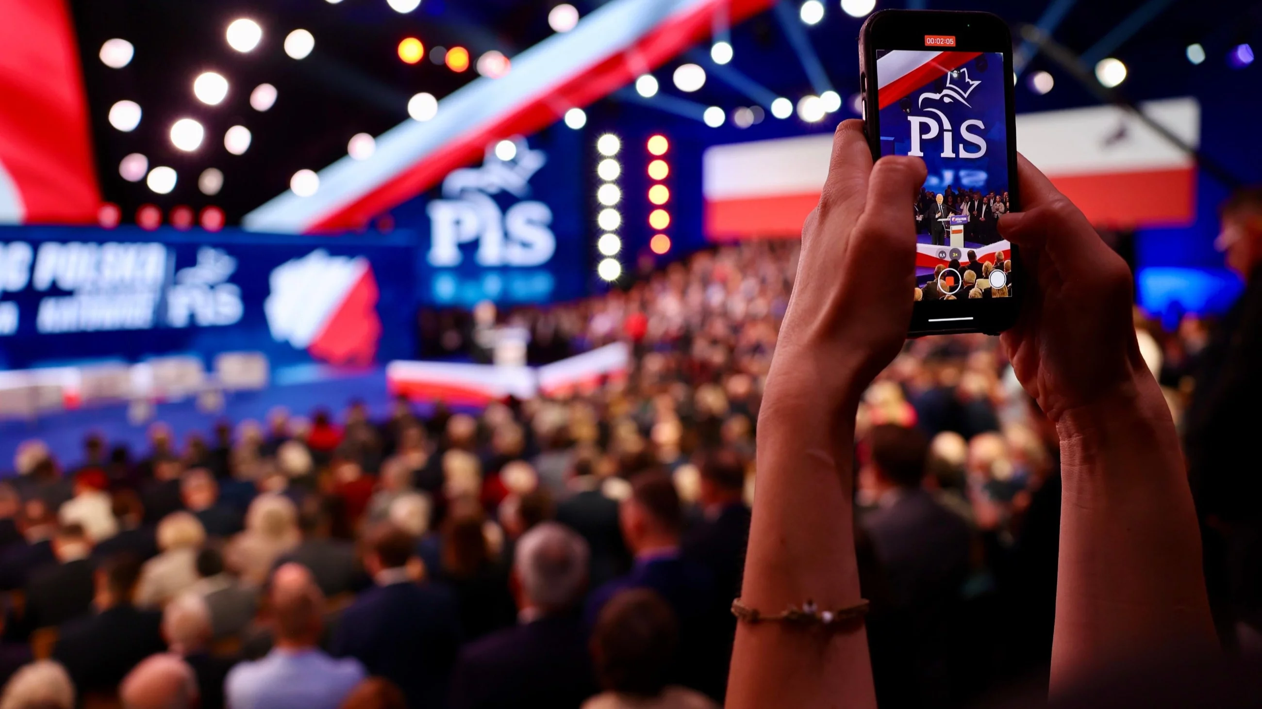 Suto zakrapiana impreza po kongresie PiS. Polityk „wściekły” po wypłynięciu zdjęć z popijawy