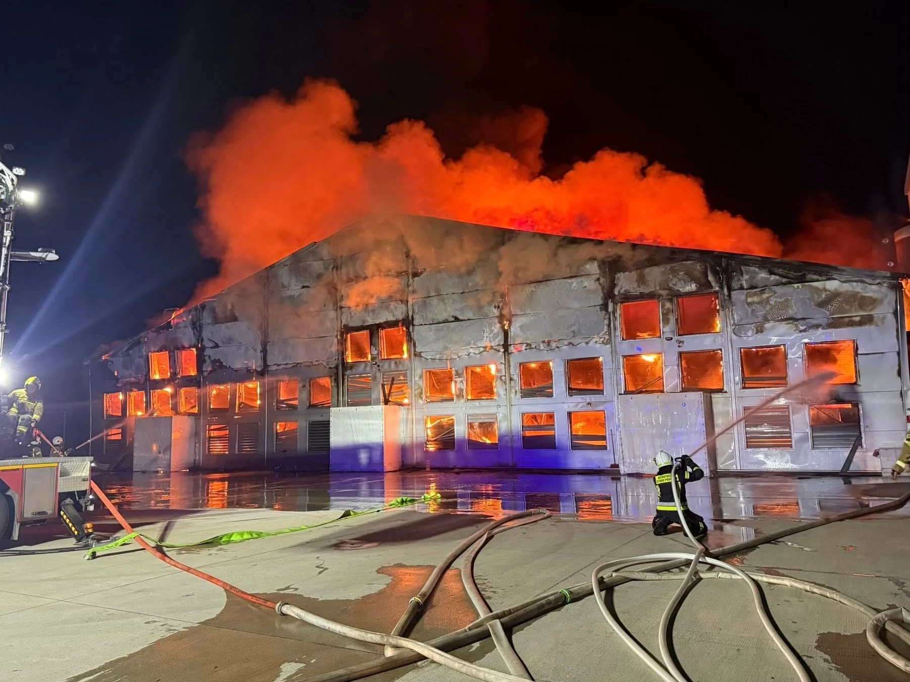 Tragiczny pożar w polskiej hodowli. Trwa akcja służb Tragiczny pożar w polskiej hodowli. Trwa akcja służb