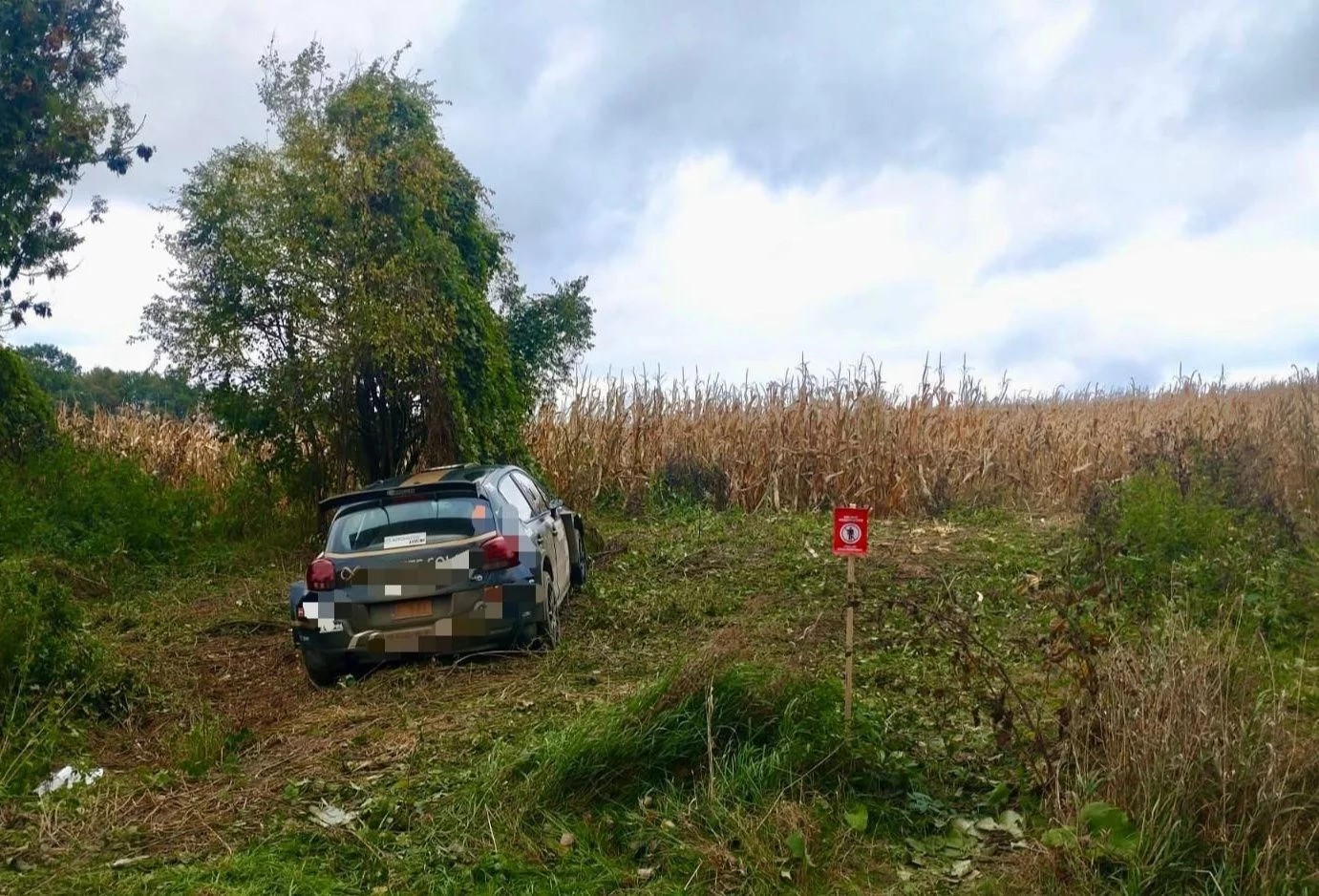 Wypadek na trasie Rajdu Nyskiego. Auto wypadło z trasy Wypadek na trasie Rajdu Nyskiego. Auto wypadło z trasy