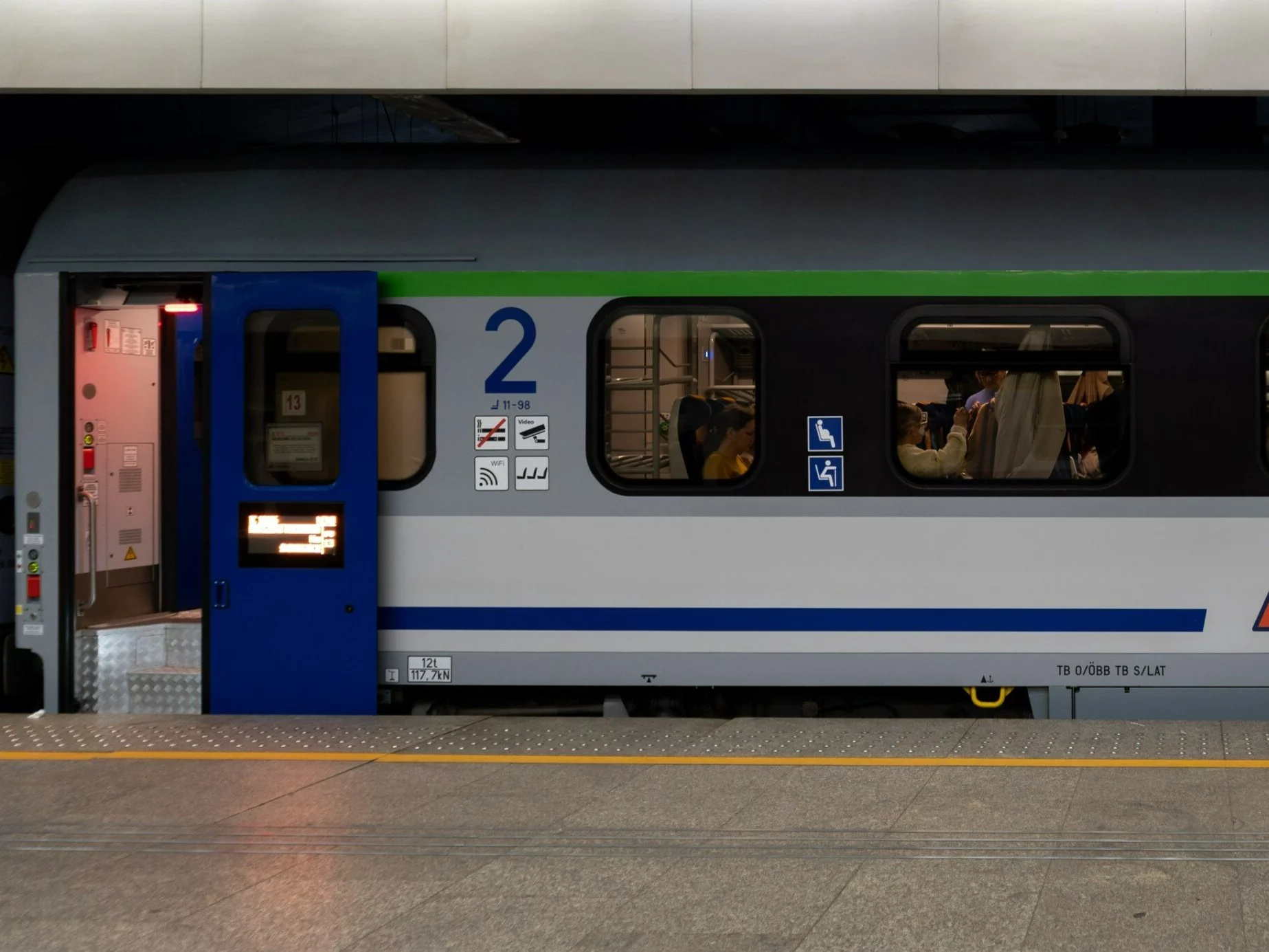 Zmiana czasu dotknie pasażerów PKP. Te pociągi zatrzymają się na godzinę