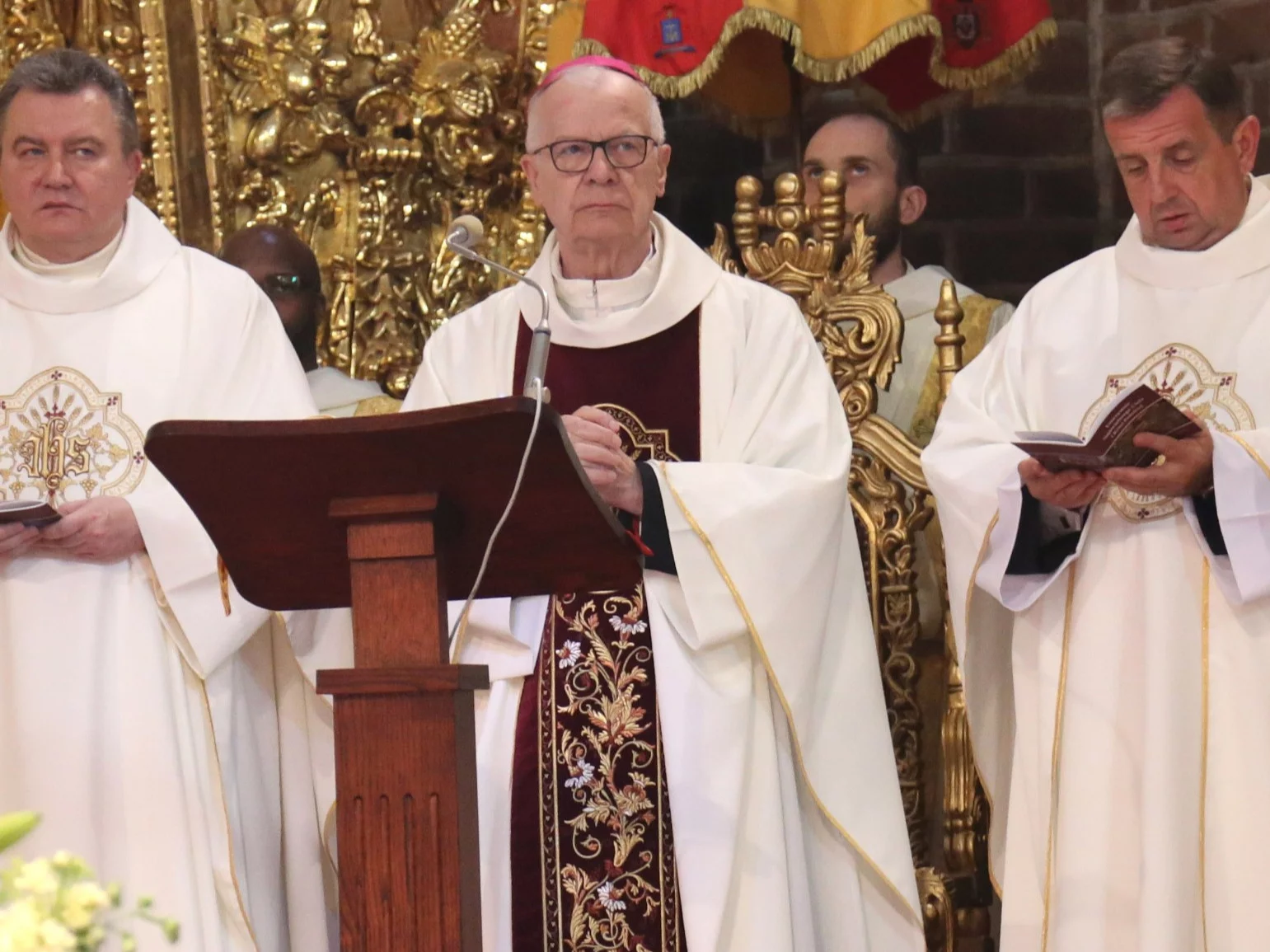 Znany polski hierarcha trafił do szpitala. Pilny komunikat episkopatu Znany polski hierarcha trafił do szpitala. Pilny komunikat episkopatu