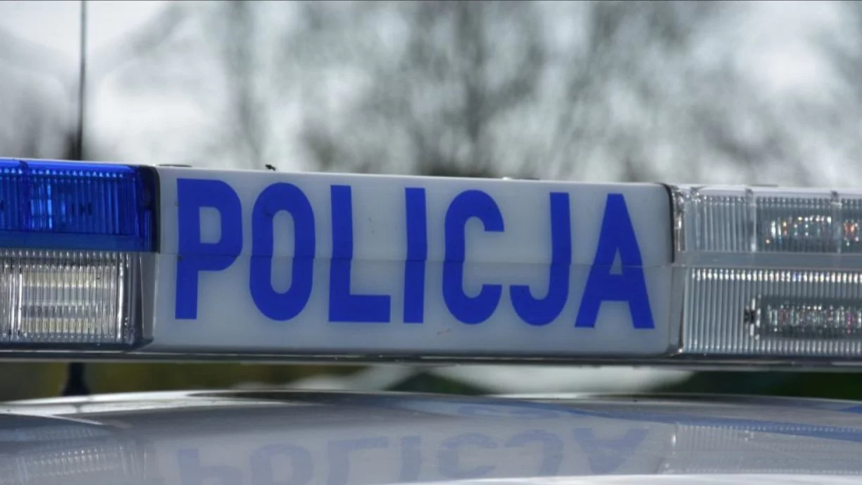 3,5-latka sama nad ranem na przystanku. Miała na sobie jedynie piżamkę 3,5-latka sama nad ranem na przystanku. Miała na sobie jedynie piżamkę