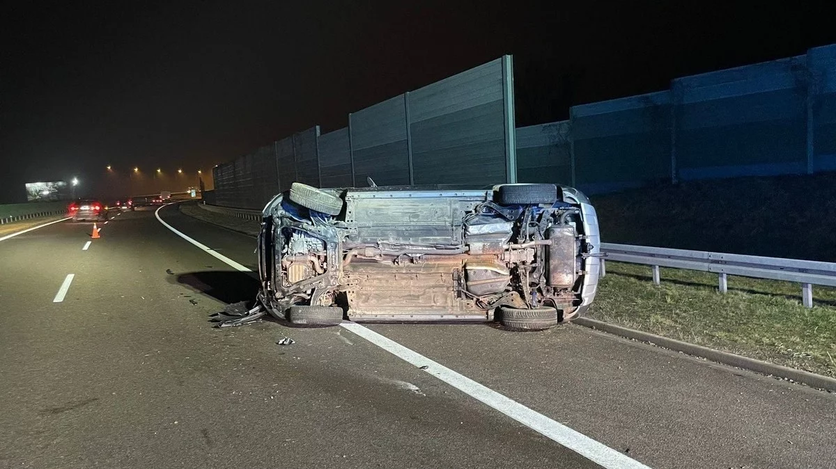 Auto przewróciło się na bok. Wszystko przez warunki na drodze Auto przewróciło się na bok. Wszystko przez warunki na drodze