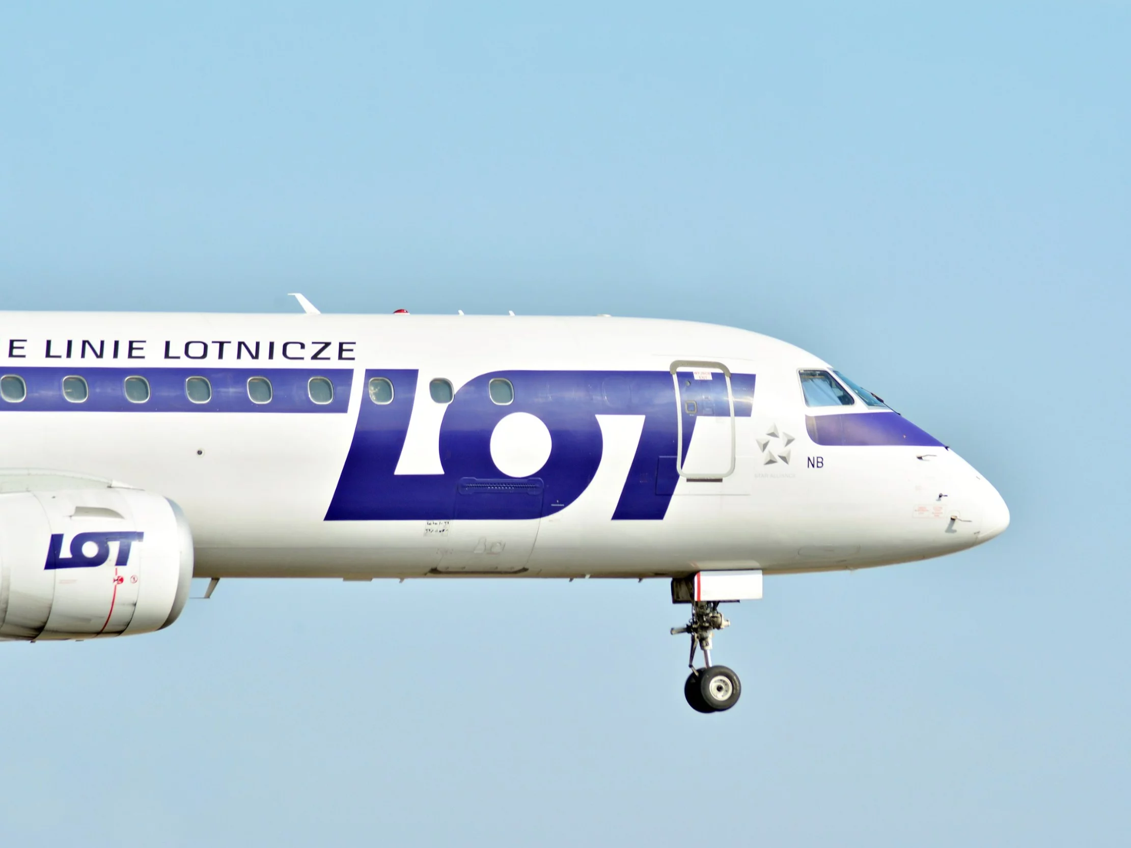 Dramatyczna chwila w Wilnie. Polski samolot LOT-u poza pasem startowym