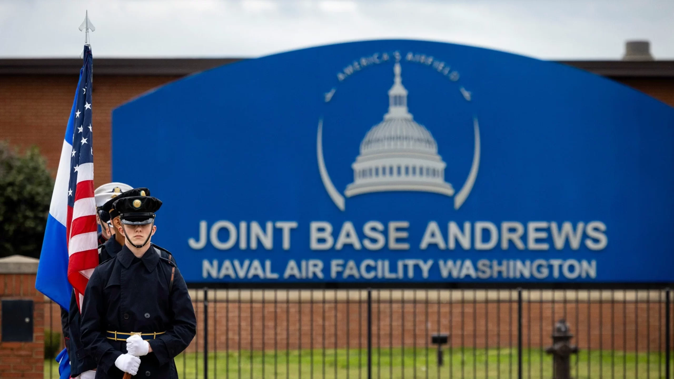 Ewakuacja jednej z najbardziej wrażliwych baz wojskowych USA. Dzień wcześniej był tam Trump Ewakuacja jednej z najbardziej wrażliwych baz wojskowych USA. Dzień wcześniej był tam Trump