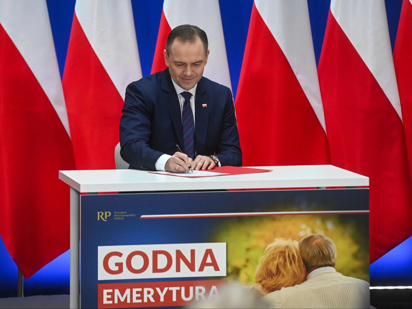„Godna emerytura”. Prezydent Nawrocki zgłasza ustawę